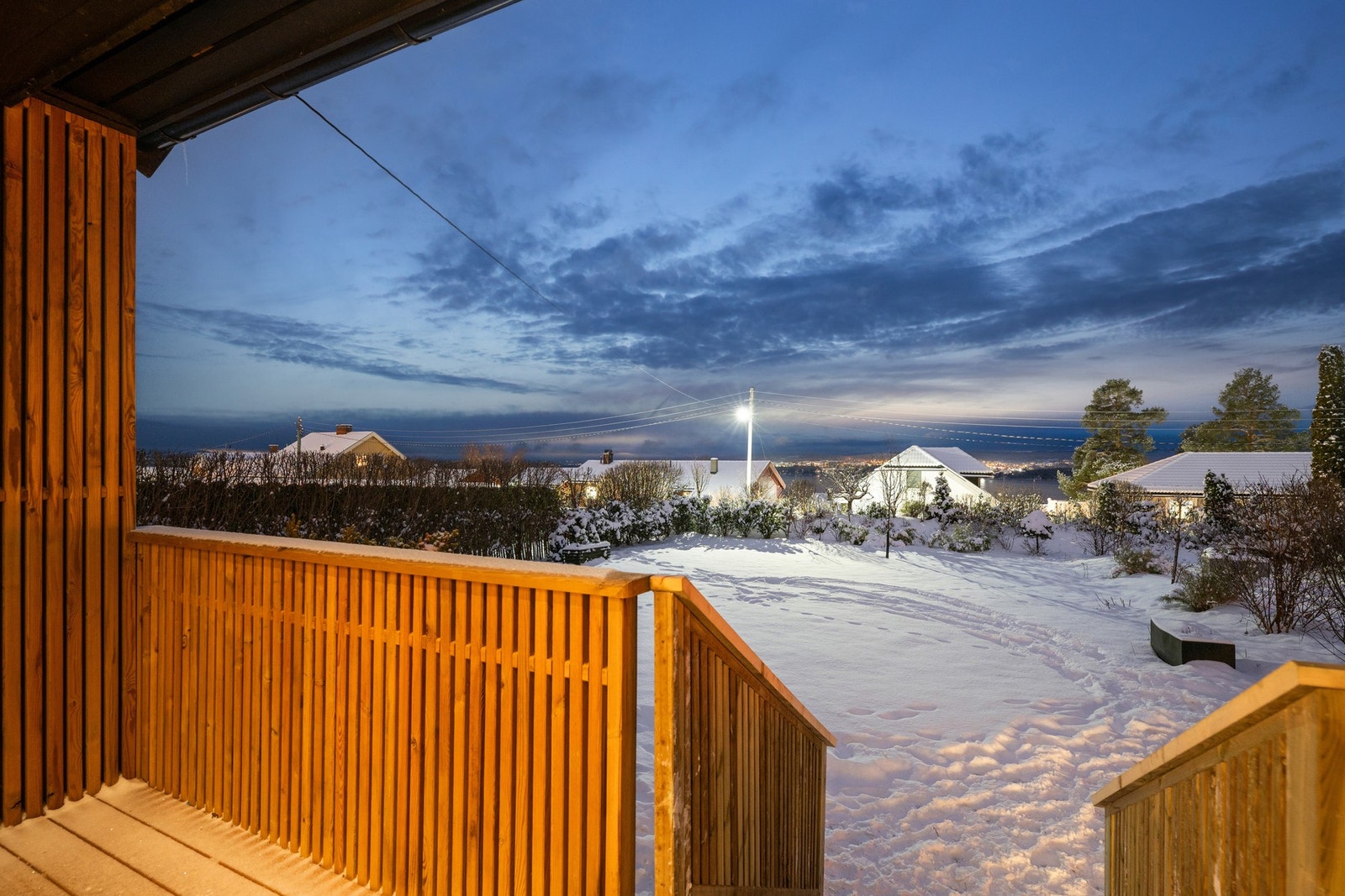 Trappen tar deg ned til hagen og til bakgrunn ser du nydelige fjorden. Galleribilde