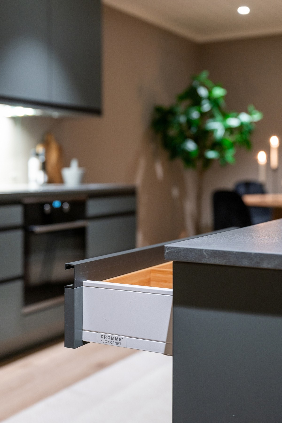 Kjøkkenet er utstyrt med 80 cm induksjon platetopp, stekeovn og ventilator med avtrekk ut. Glassplate på bakvegg over platetopp gir en praktisk løsning for rengjøring. Galleribilde