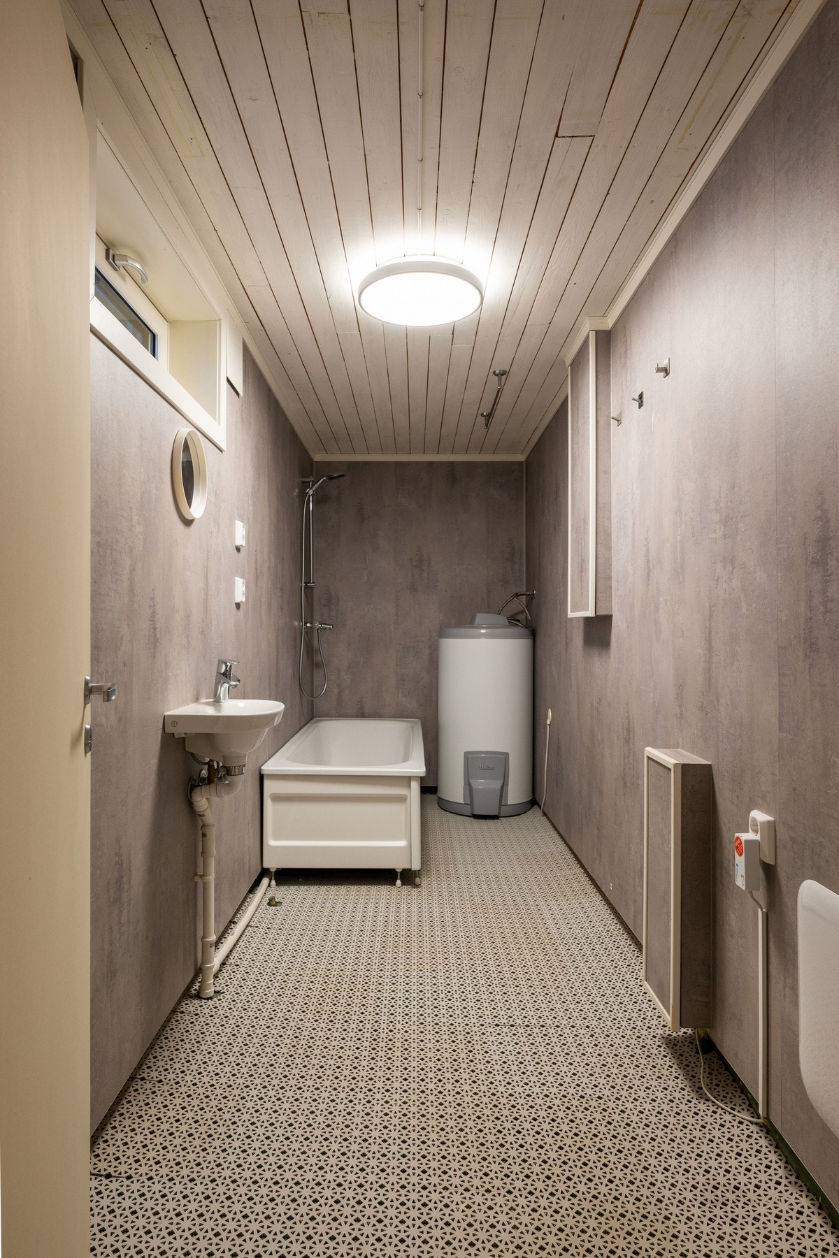 Vaskerom i kjeller, oppgradert i 2021/2022 med baderomsplater på vegger og nye vannføringer. Galleribilde