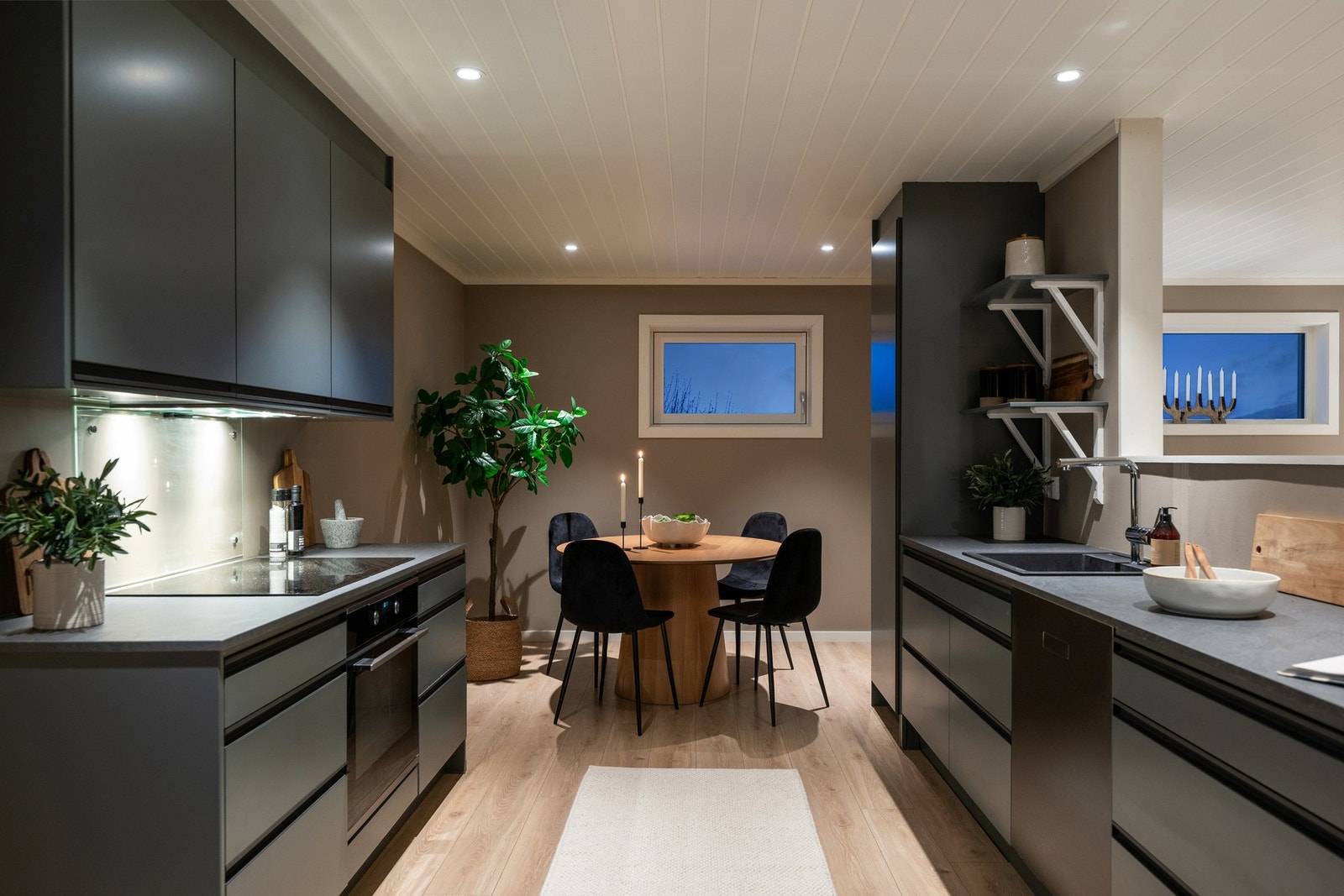 Kjøkkenet har åpen forbindelse mot spiseplass, og planløsningen gir en funksjonell løsning mellom kjøkken og øvrige oppholdsrom i etasjen. Galleribilde