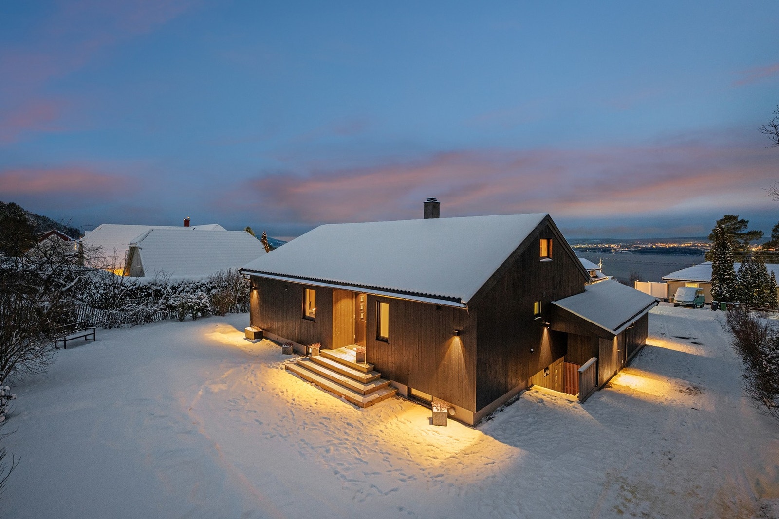 Fjordgløttveien 26 har en attraktiv beliggenhet i rolige, landlige og barnevennlige omgivelser på Røyse. Galleribilde