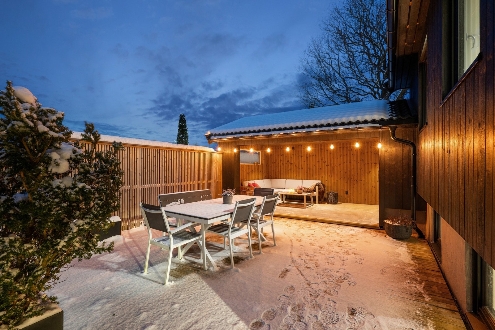 Flere gode uteplasser til eiendommen. Galleribilde