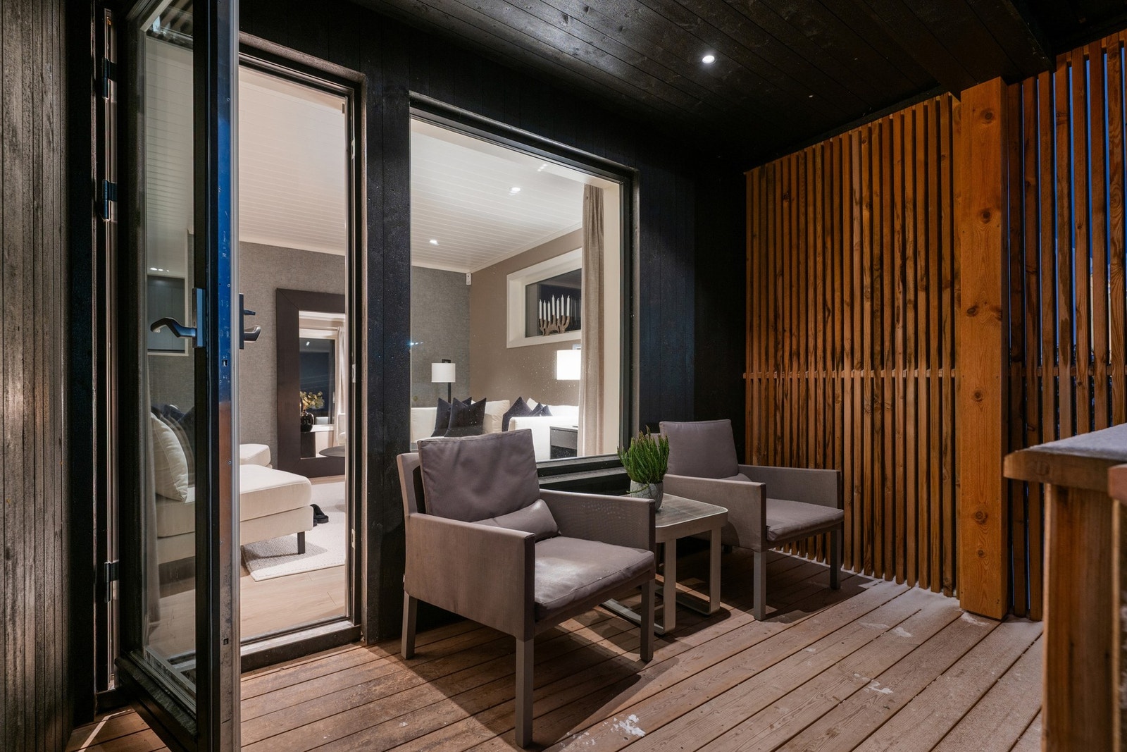 Direkte utgang til overbygget terrasse fra stuen. Galleribilde