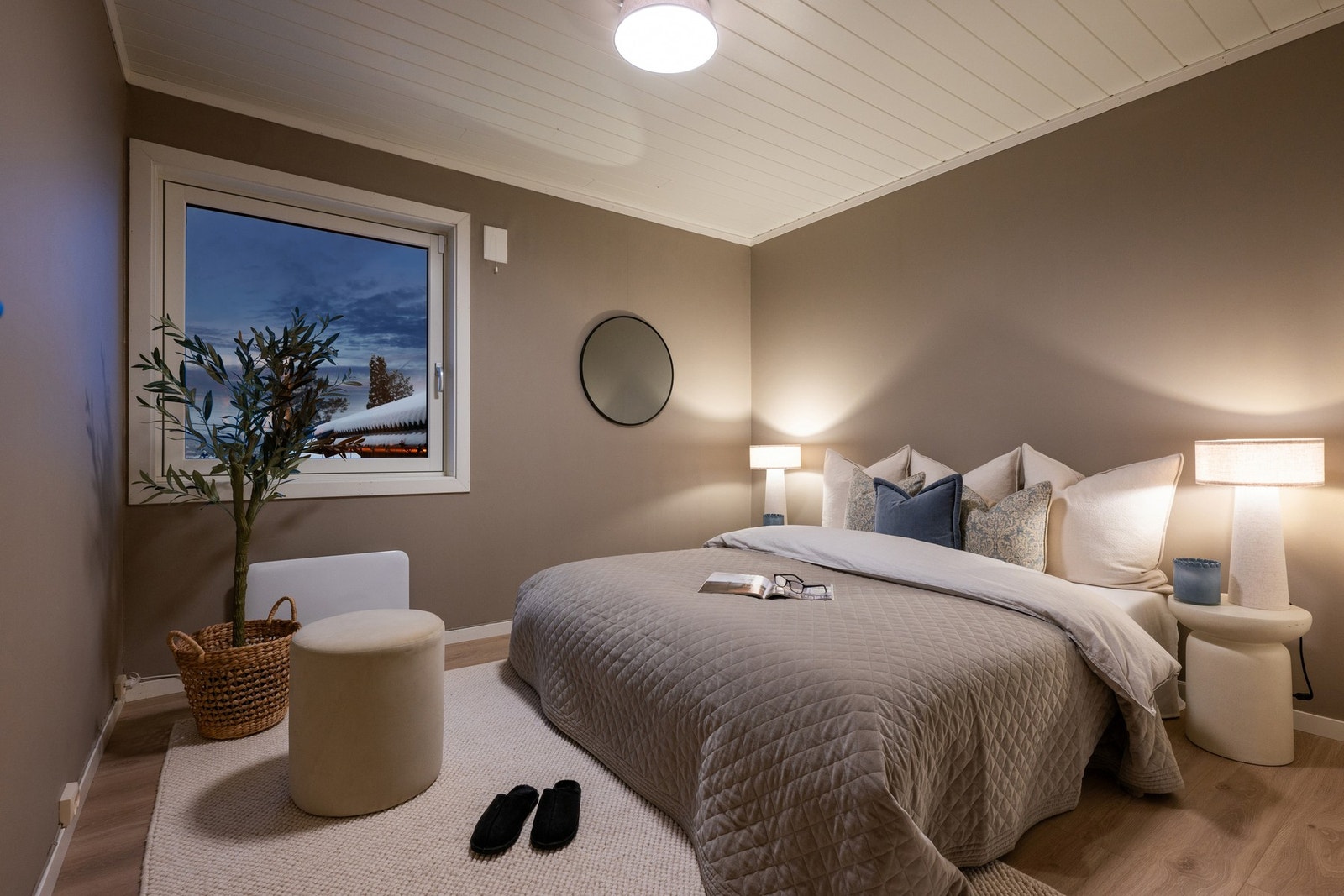 Boligen har totalt 3 soverom. Hovedsoverommet er av god størrelse og har fin plass til seng og annet møblement. Galleribilde