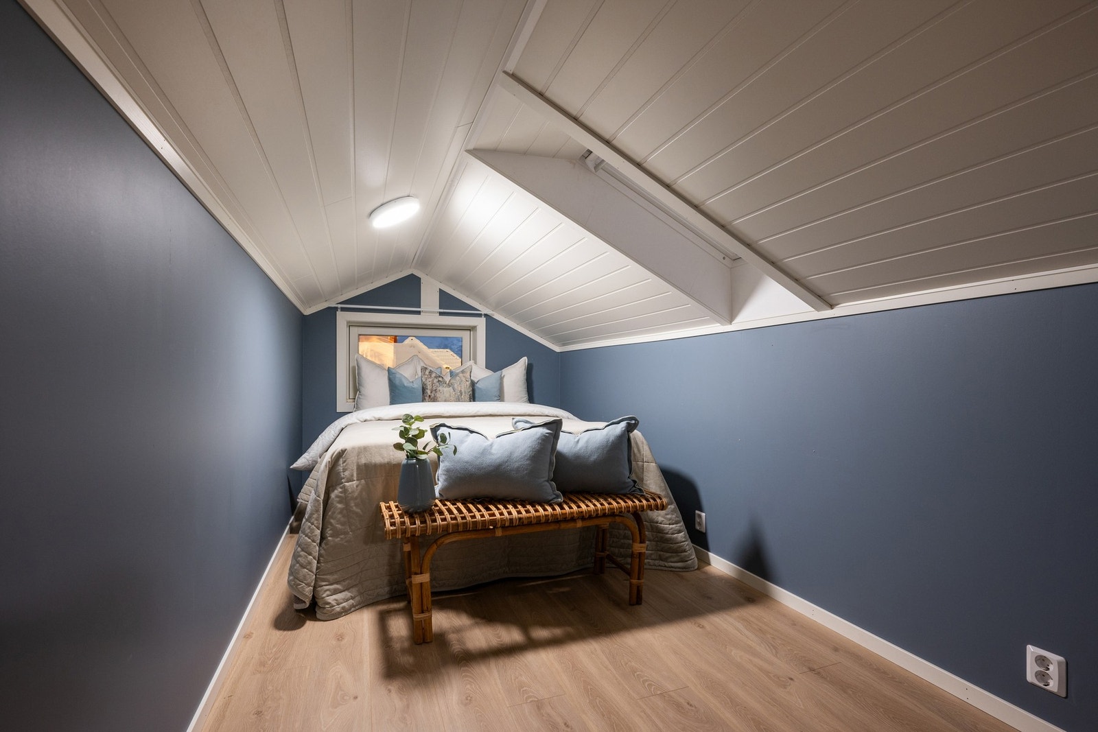 Det ene rommet på loftet er innredet med seng, men ikke godkjent som soverom. Galleribilde