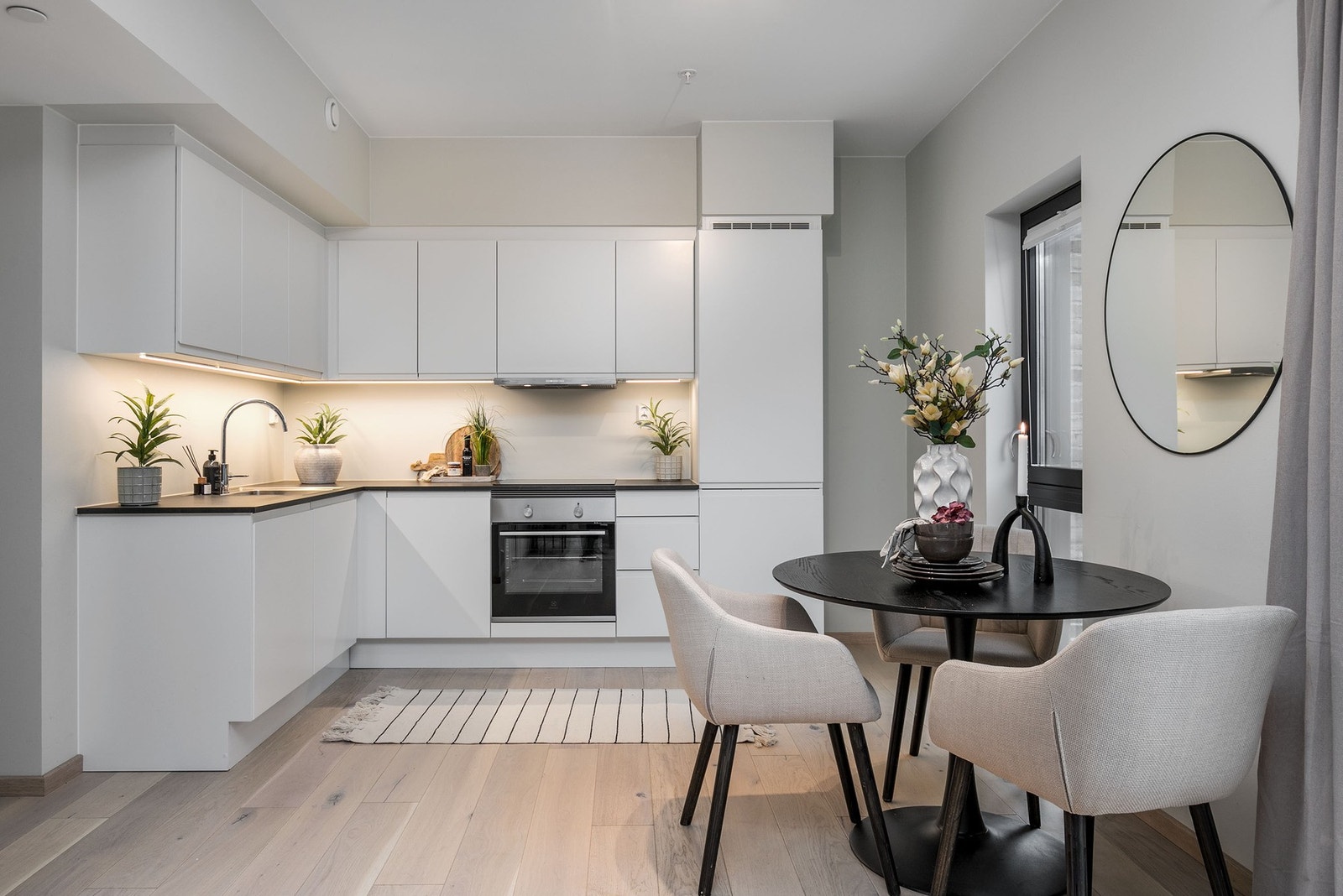 Fin avsatt plass til å sette inn et spisebord mellom stuen og kjøkkenet Galleribilde