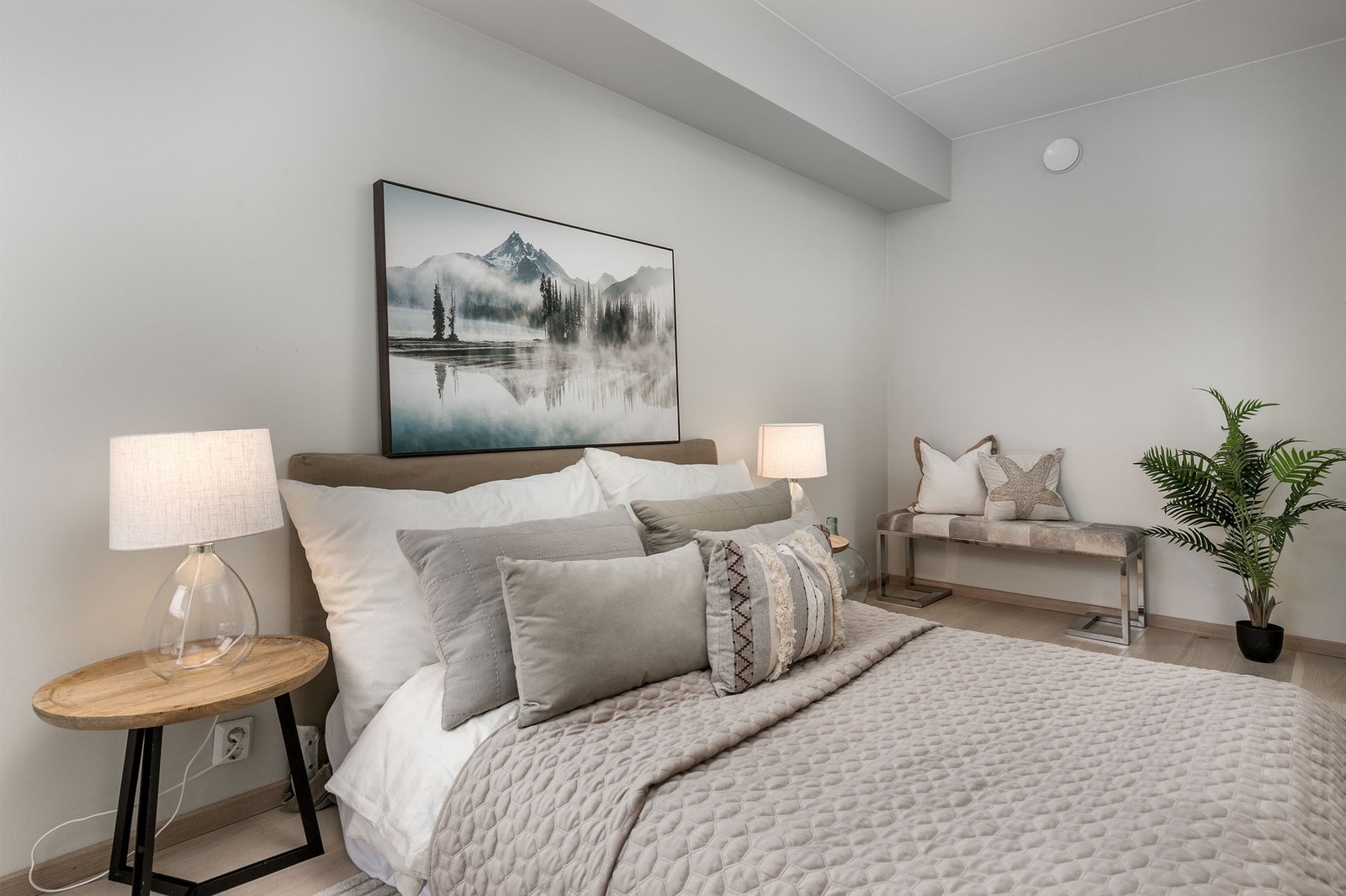 Soverommet har god plass til dobbeltseng med tilhørende nattbord på hver side. Galleribilde