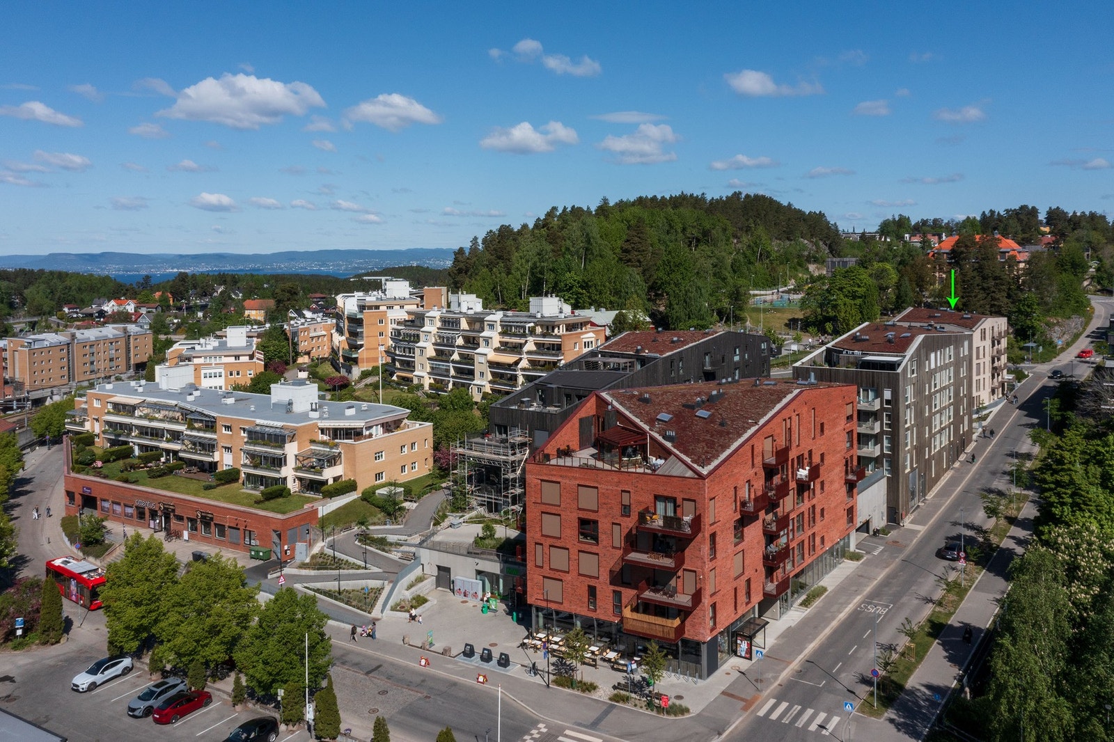 Leiligheten er plassert midt i hjertet av Kolbotn i Nordre Follo kommune, med kort gangavstand til alt man måtte trenge i hverdagen. Galleribilde