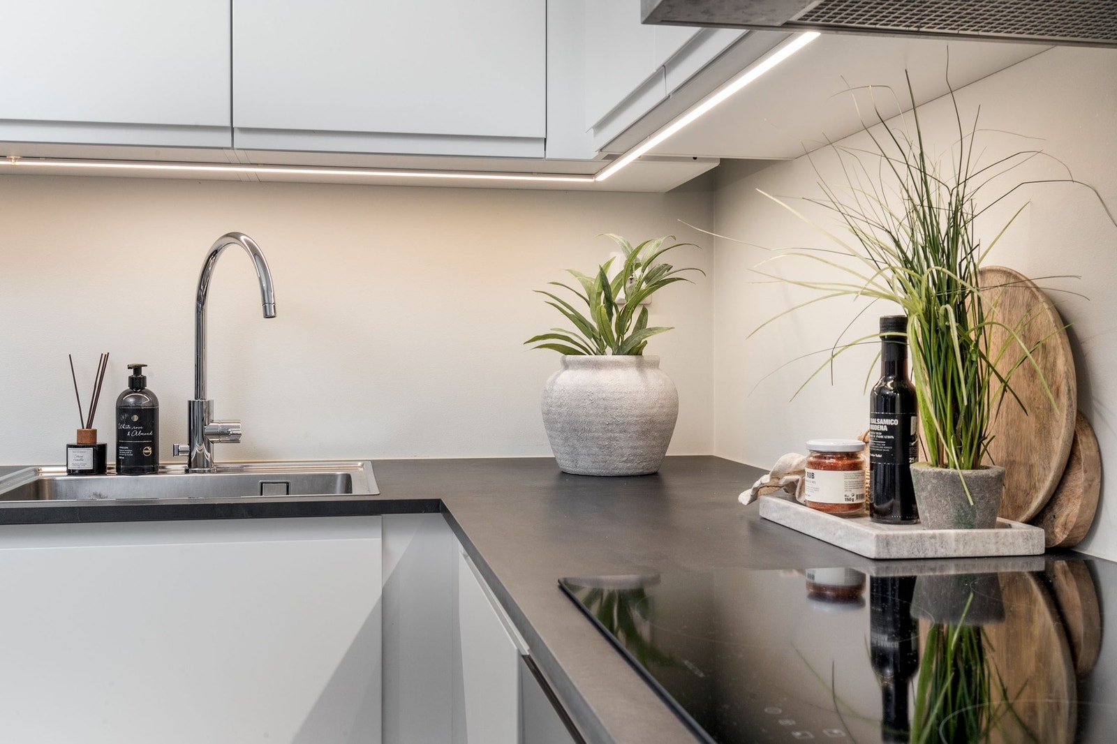 Kjøkkenet har flotte integrerte hvitevarer som kjøl/frys, oppvaskmaskin, platetopp og stekeovn. Galleribilde