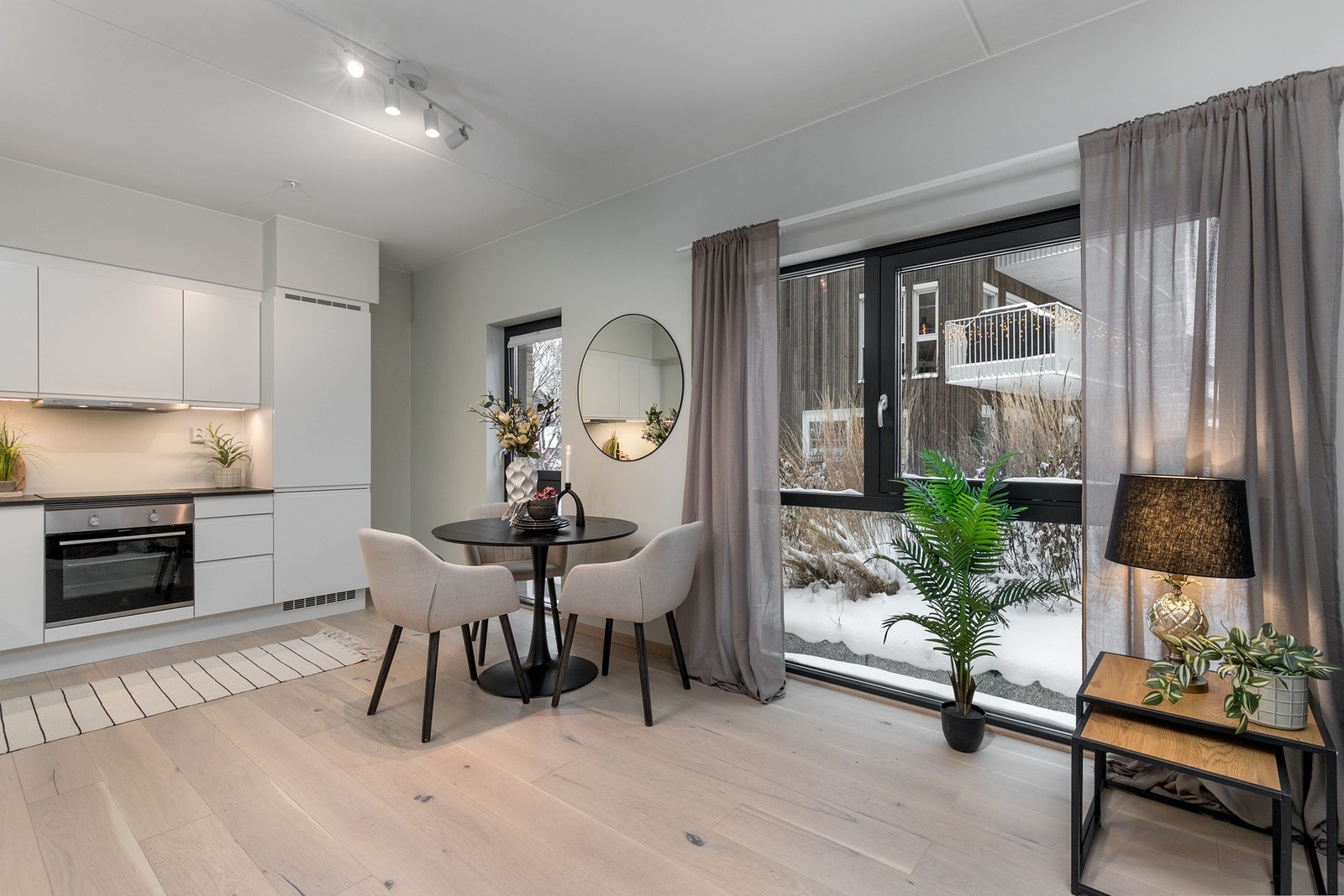 Fin avsatt plass til å sette inn et spisebord mellom stuen og kjøkkenet Galleribilde