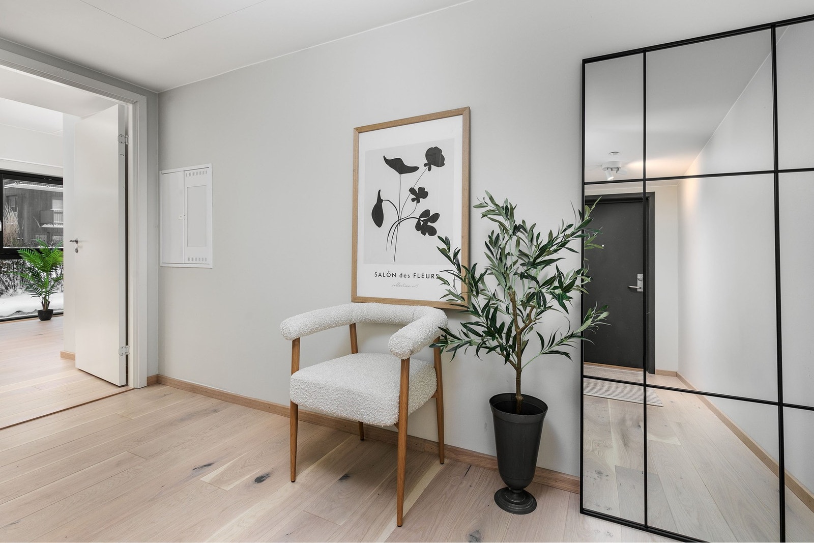 Flott entré med lys parkett på gulv og lysmalte vegger. Galleribilde