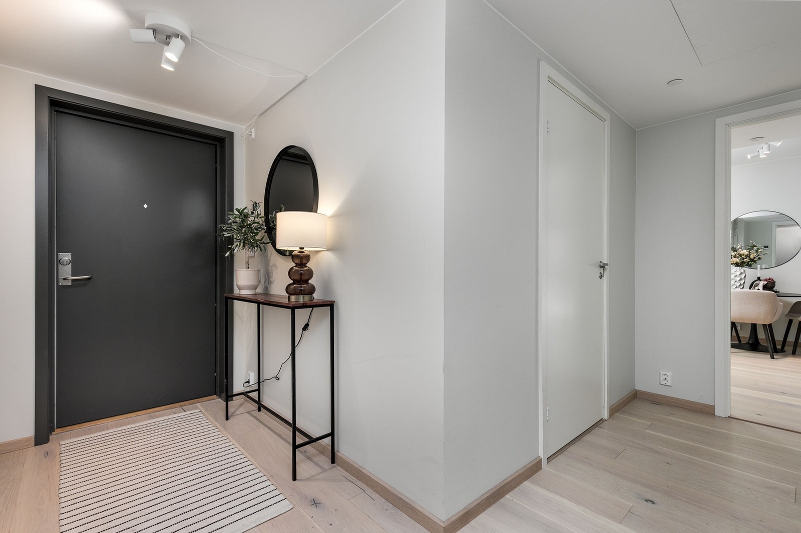 God avsatt plass til garderobeløsning. Dørcalling ved inngangsdør. Galleribilde