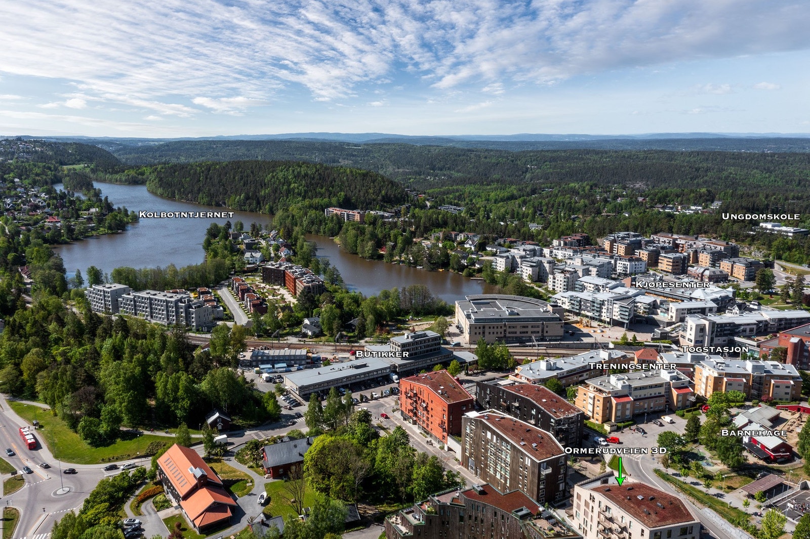 Kort vei til Kolbotnvannet - et fredelig og naturskjønt område med gangstier, benker og en hyggelig bryggekant. Galleribilde