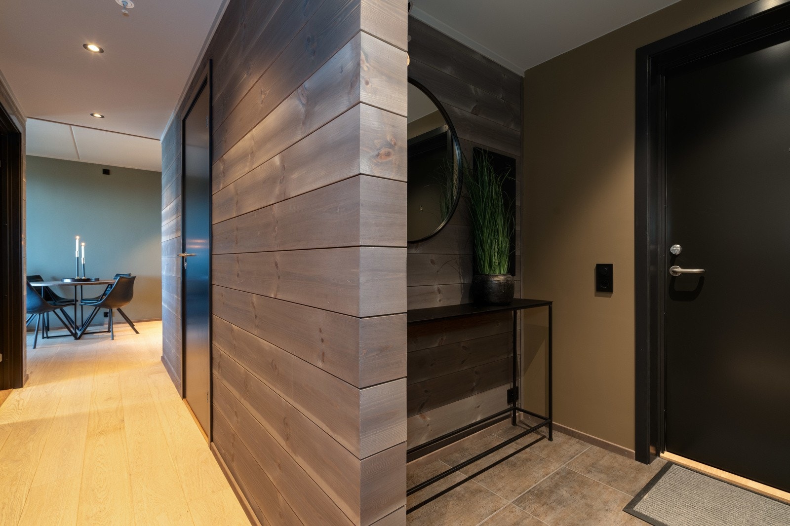 Velkommen inn! Entreen er innbydende med delikate fliser på gulv og vannbåren gulvvarme. Galleribilde