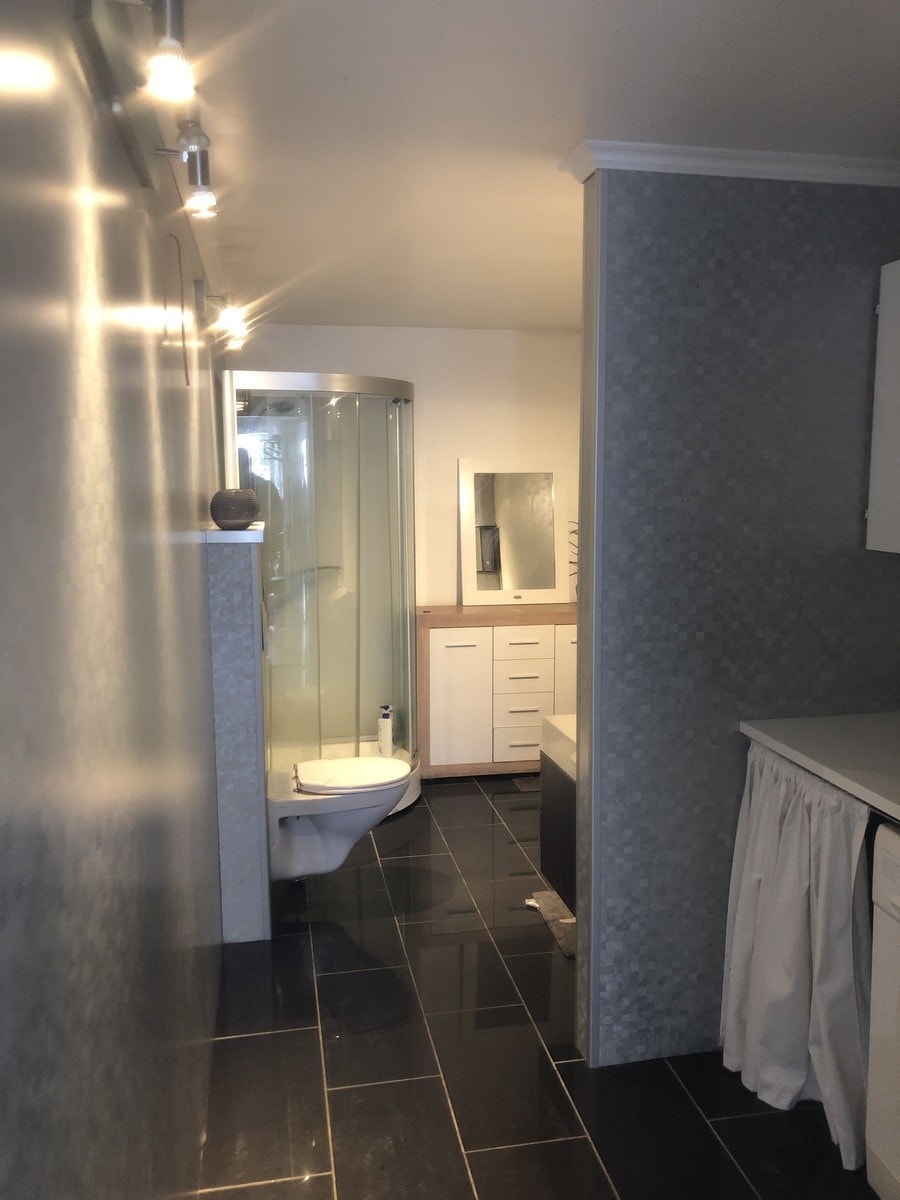 Bad 2 leil 1 med dusj, vaskemaskin og tørketrommel. Galleribilde