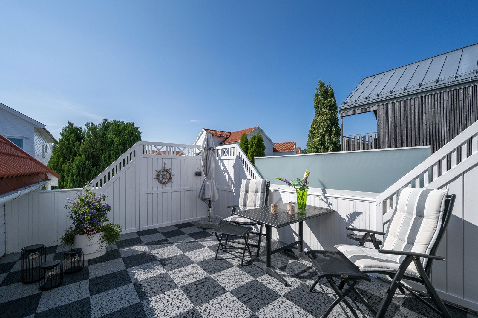 Denne terrassen ligger lunt til og har ettermiddag/kvelds-sol Galleribilde