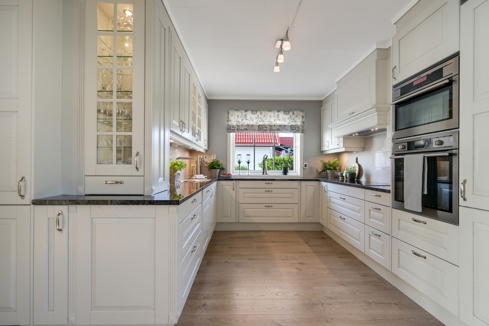 Det er godt med både skaper, vitrineskap m/lys, skuffer og benkeplass Galleribilde