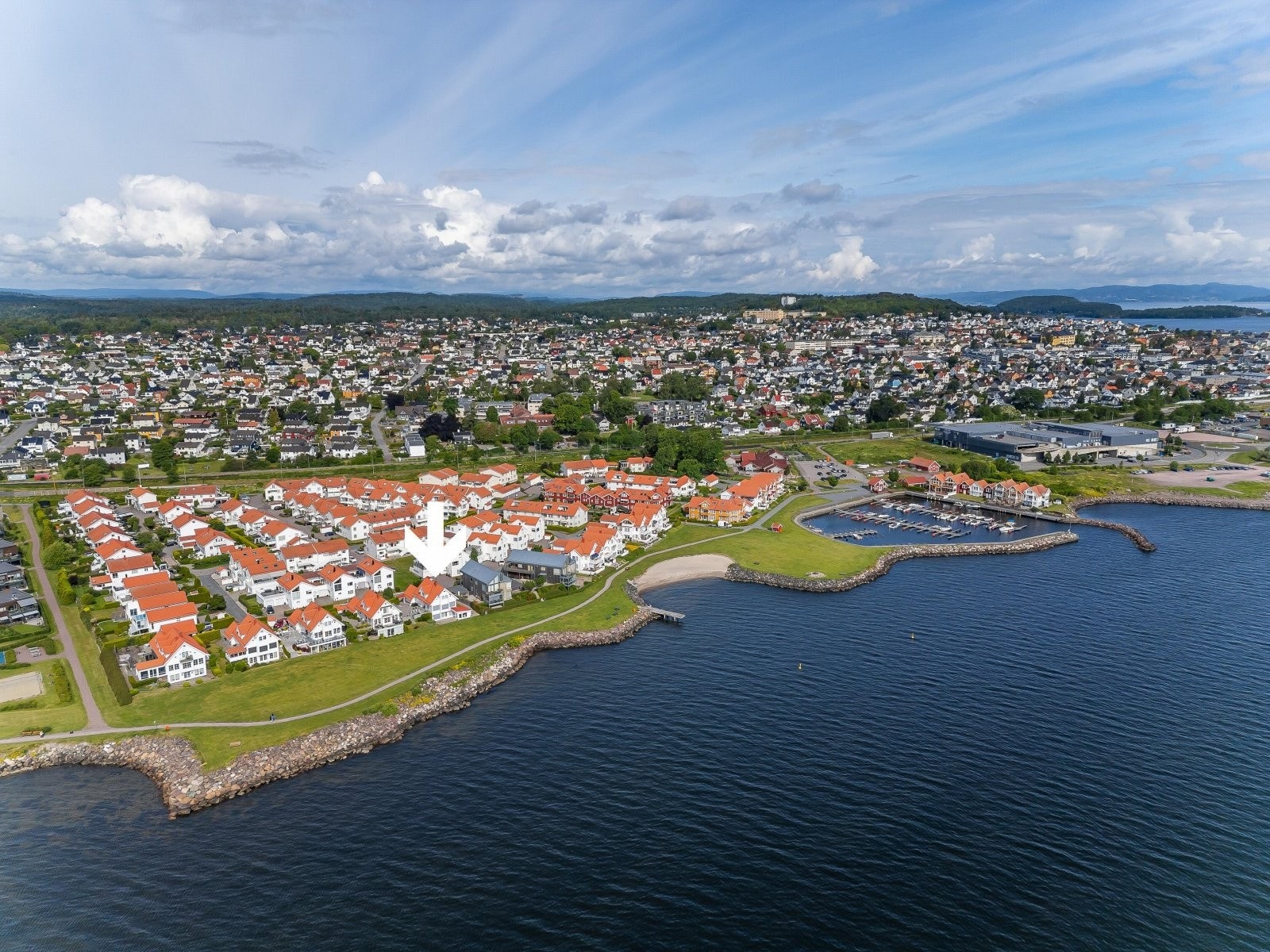 Da avslutter rundturen med et dronefoto av Strandparken og næromreådet Galleribilde