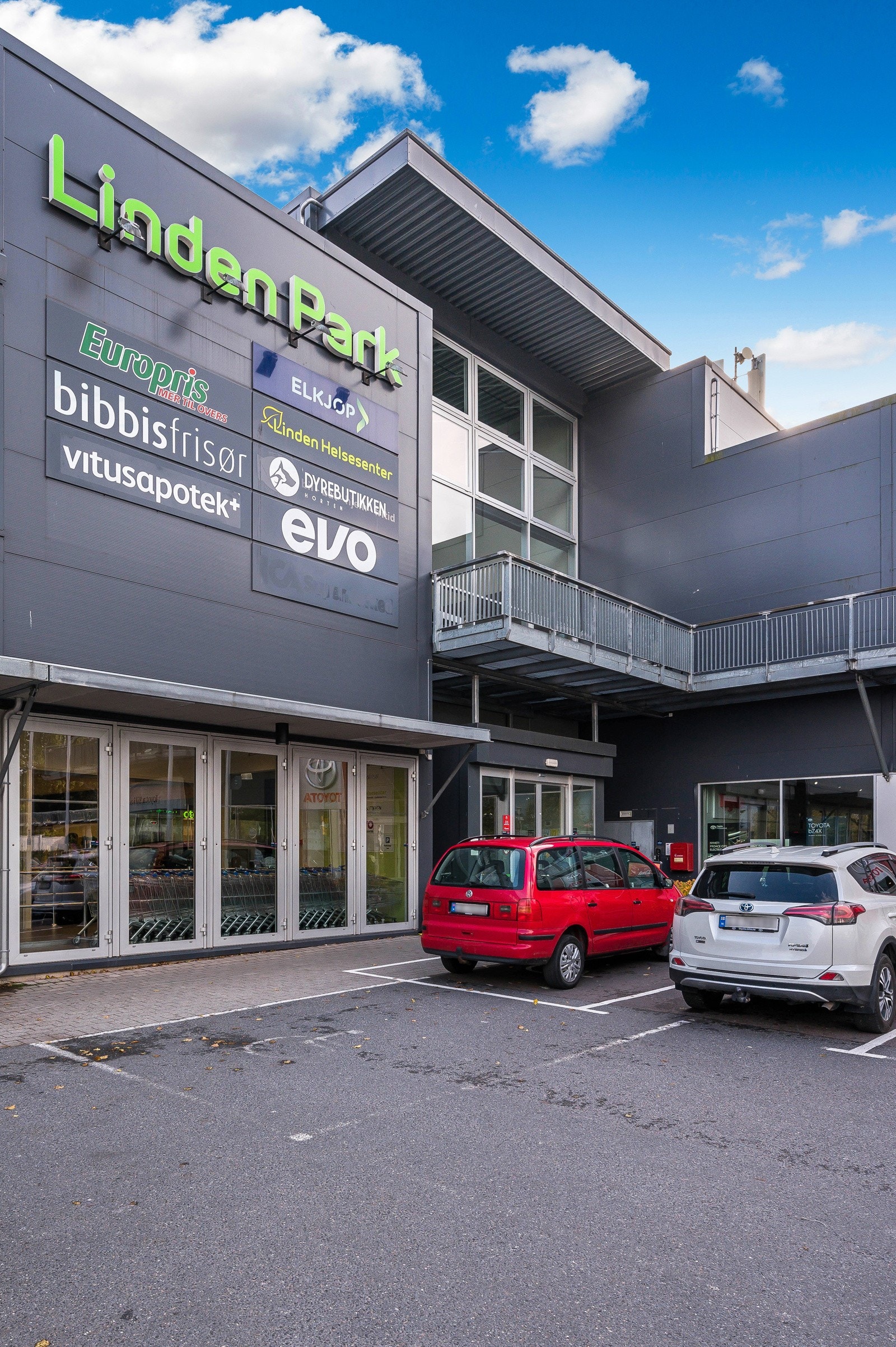 Kun 3-400 meter bort til Linden Park med dagligvare, frisør, apotek, legesenter, trimsenter mm Galleribilde