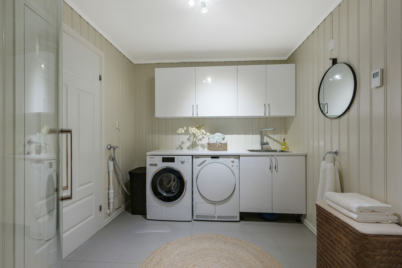 Bad/vaskerom med ekstra skapplass Galleribilde