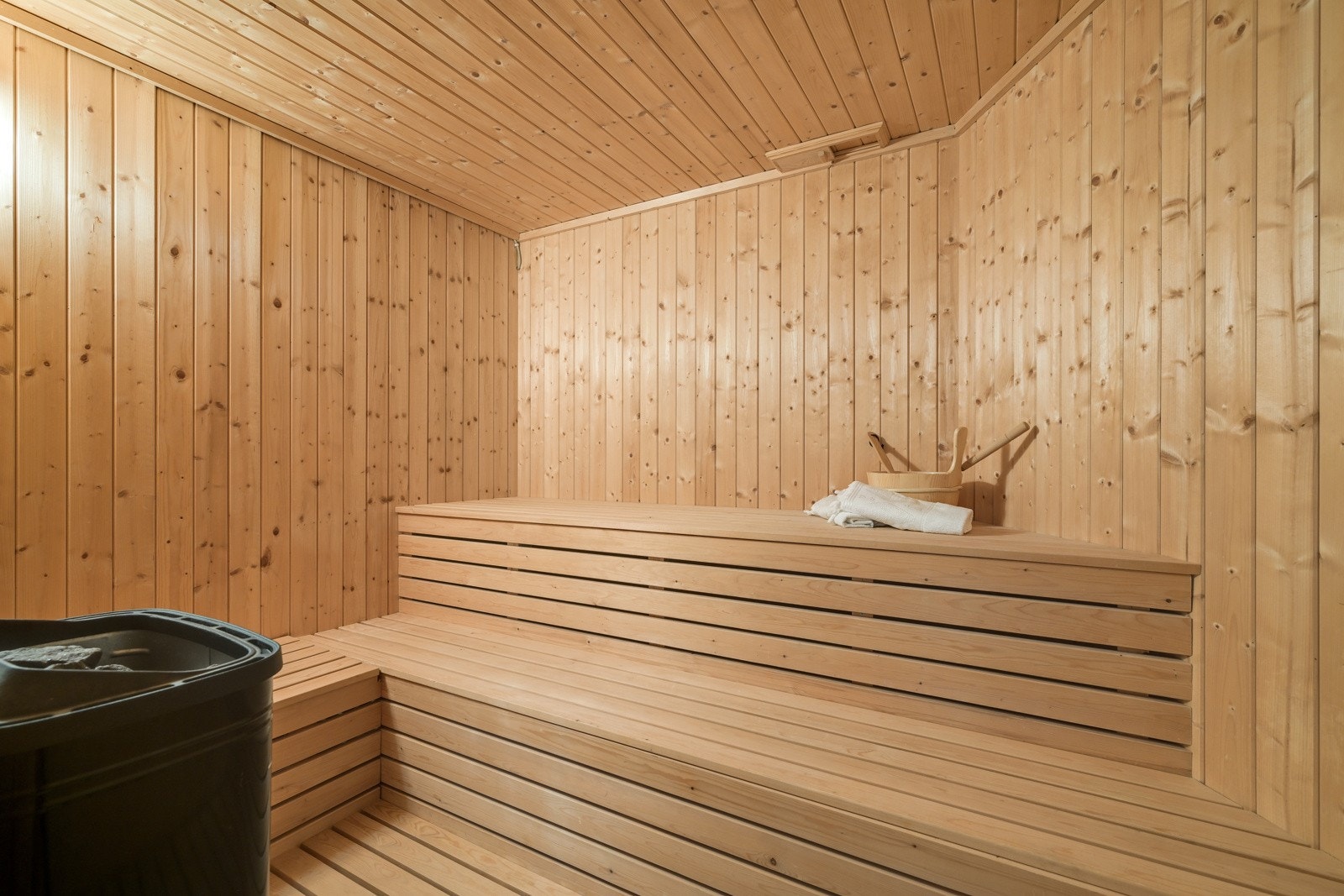 Deilig med en tur i badstua etter kveldsbadet i fjorden på utsiden av huset Galleribilde