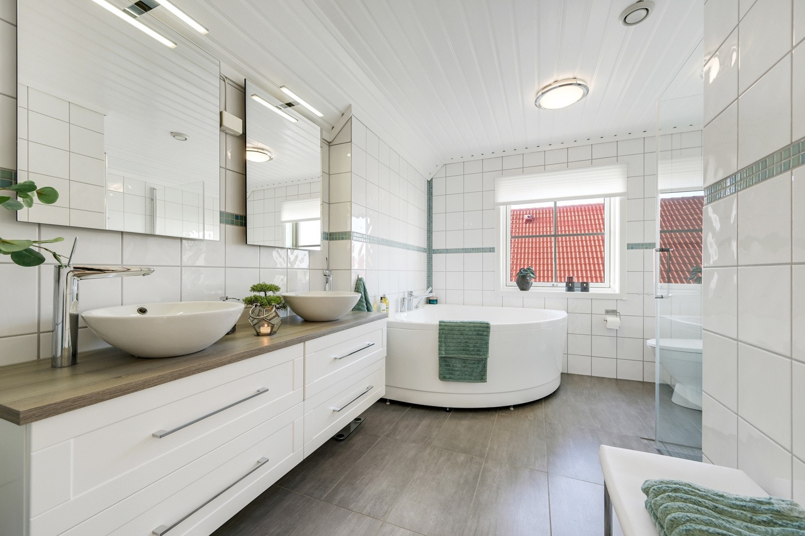 I tilknytning til soverommene finner vi et stort og delikat bad Galleribilde