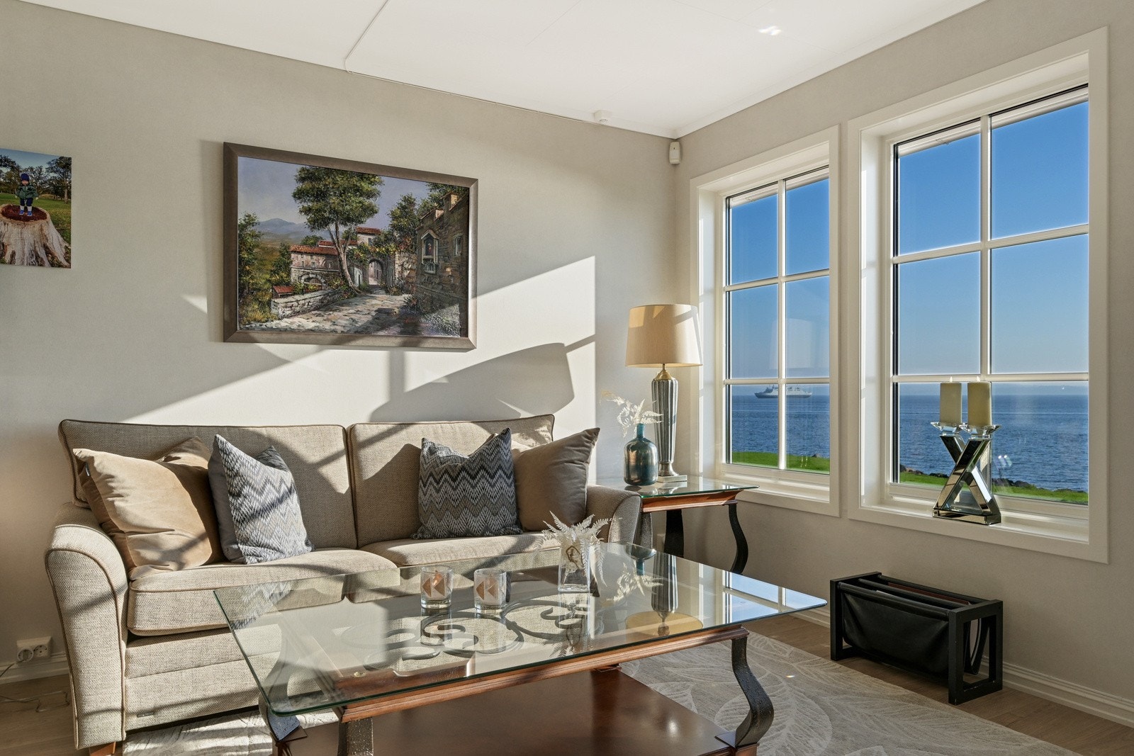 Her er det plass for både sofagruppe, lenestoler og spisestue Galleribilde