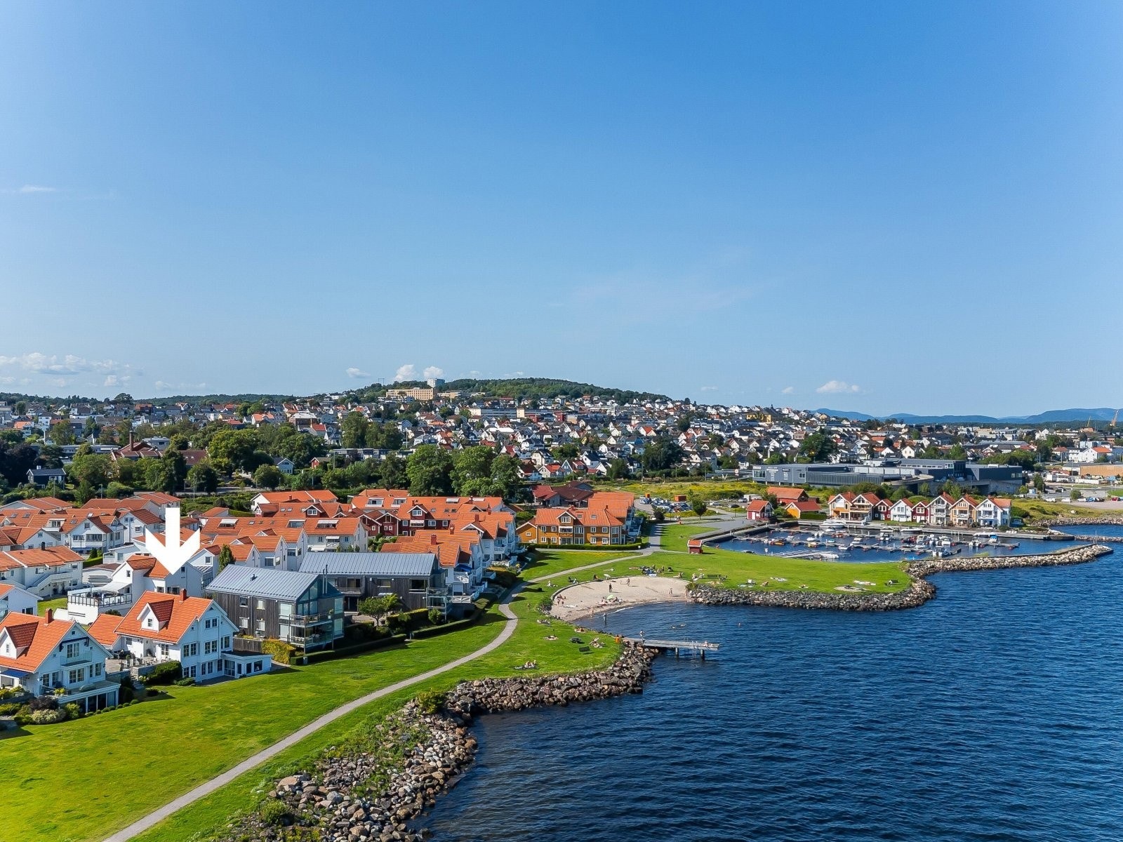 Som vi ser er det kort vei til helårsåpen badebrygge... og småbåthavn Galleribilde