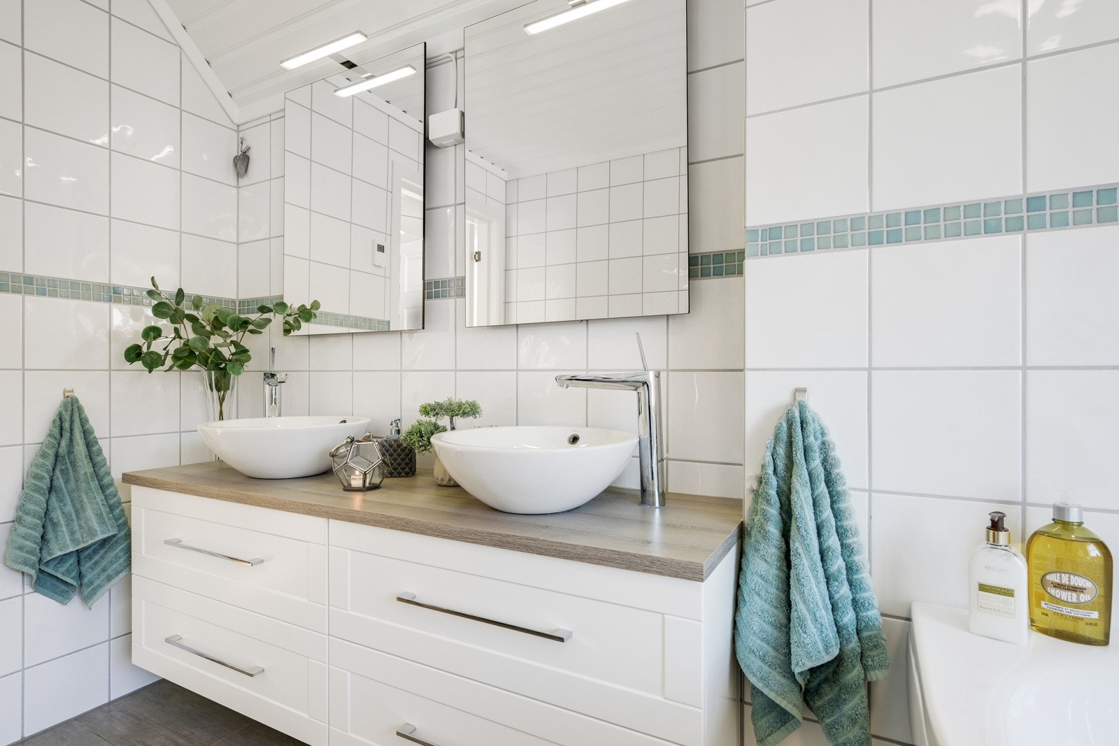 Dobbel servant med pene blandebatterier og store speil med LED lys Galleribilde