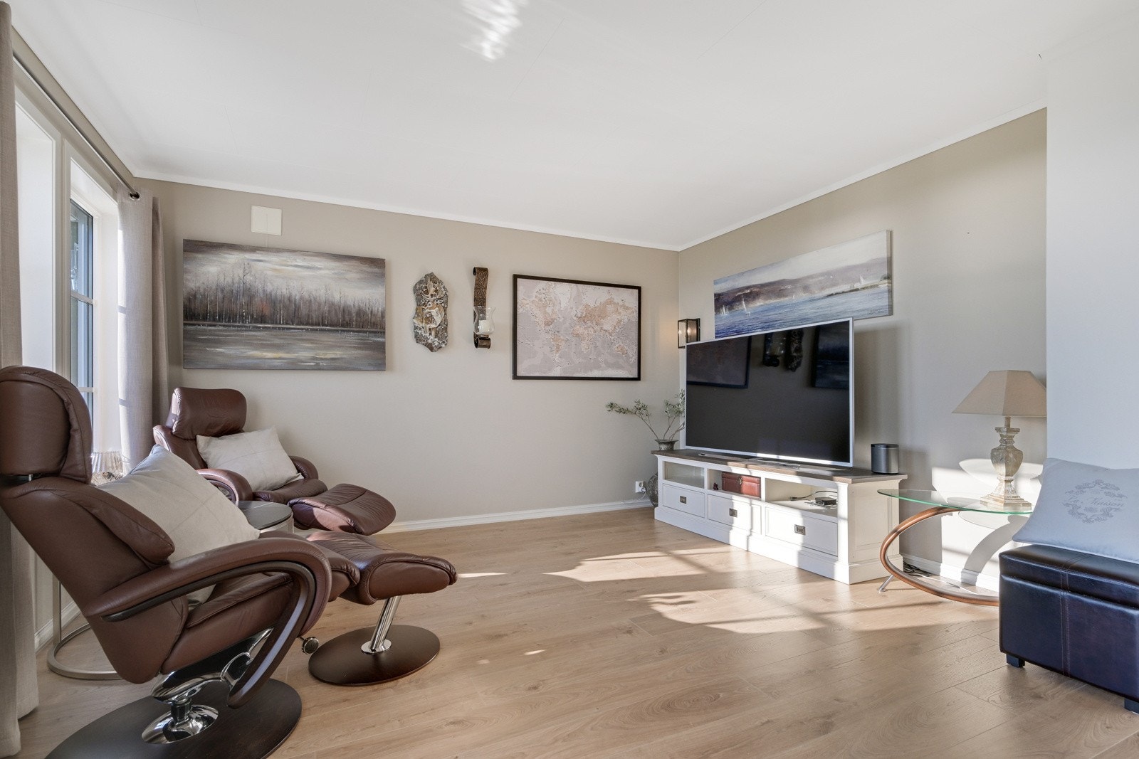 Fra denne stua er det utgang til nok en terrasse og hagestuen Galleribilde