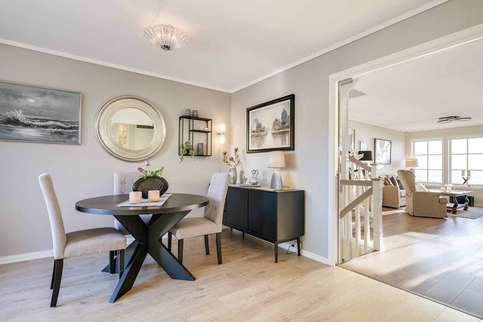 Det er skyvedør av glass mellom stue og kjøkken/allrom Galleribilde