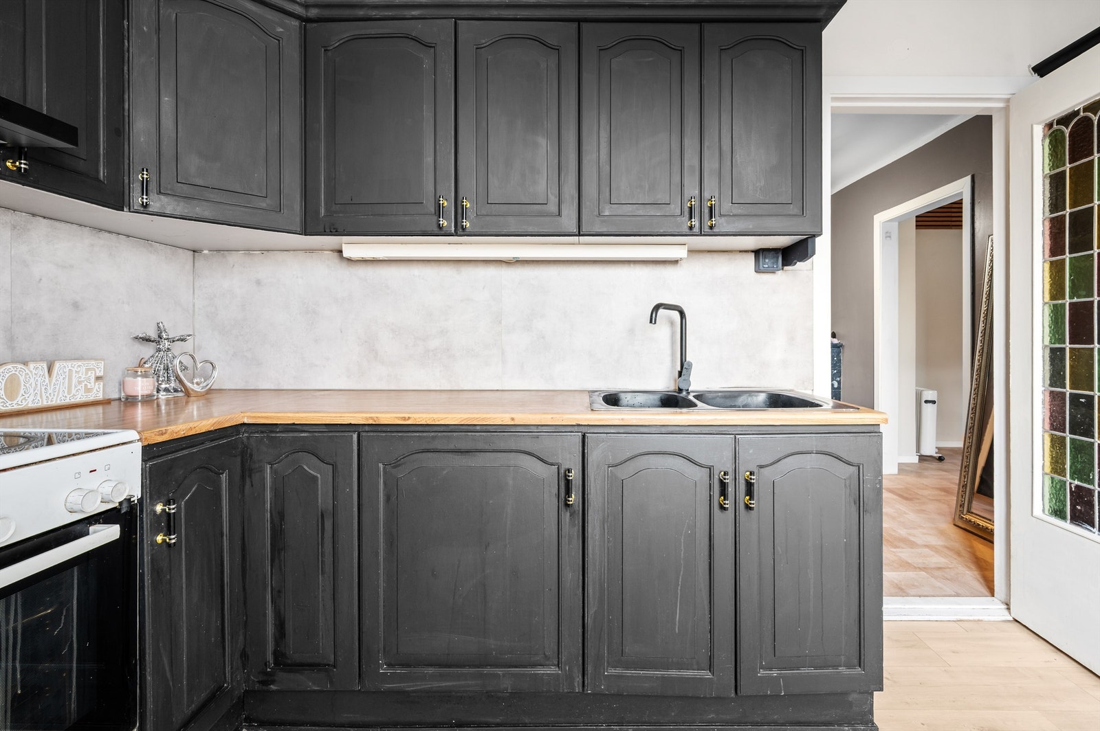 Kjøkkeninnredningen er av profilerte fronter og benkeplate i laminat med nedfelt vaskekum. Galleribilde