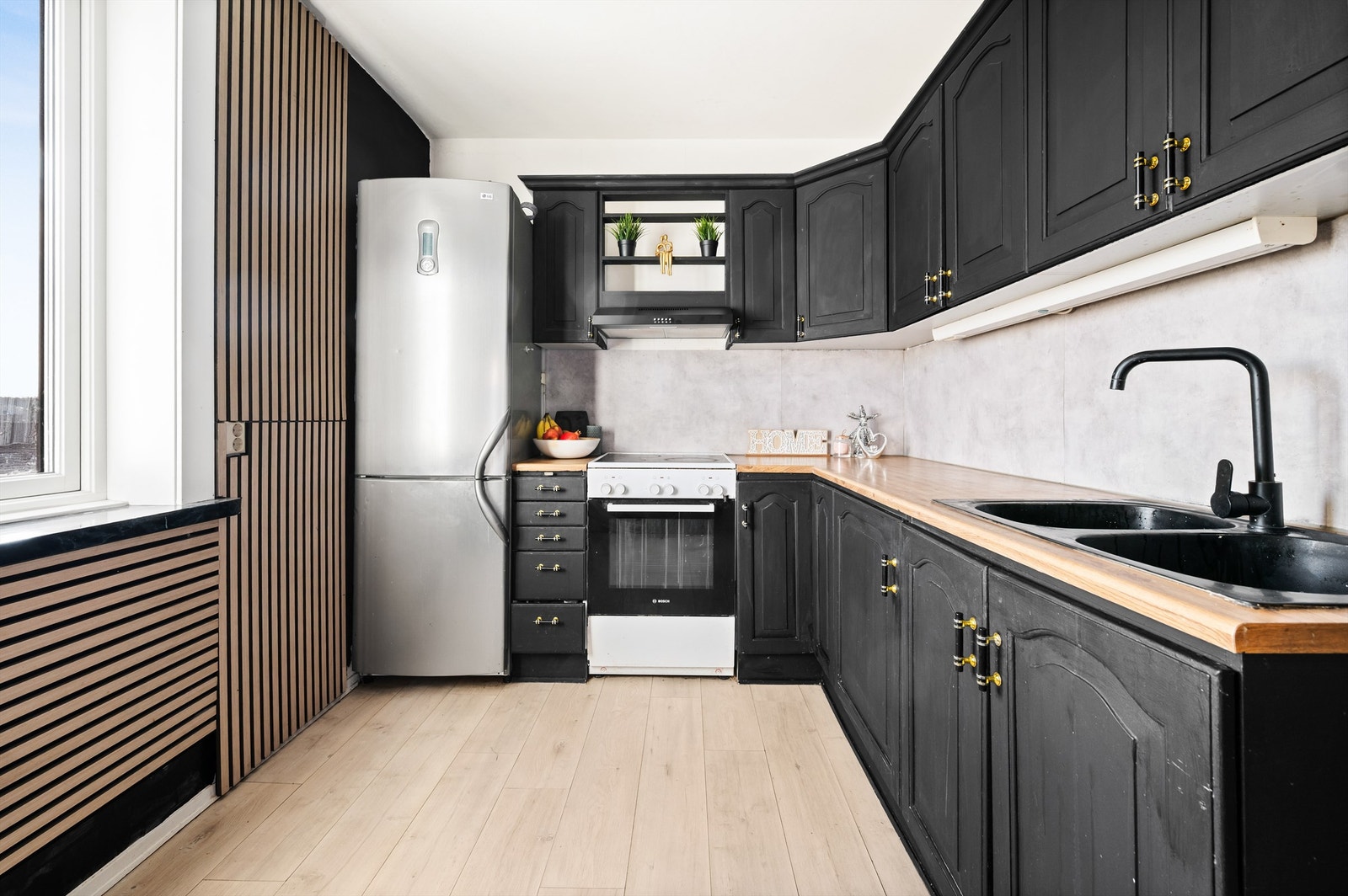 Leilighetens kjøkken er holdt i en praktisk separat løsning, noe som skaper en egen sone for matlagingen. Galleribilde