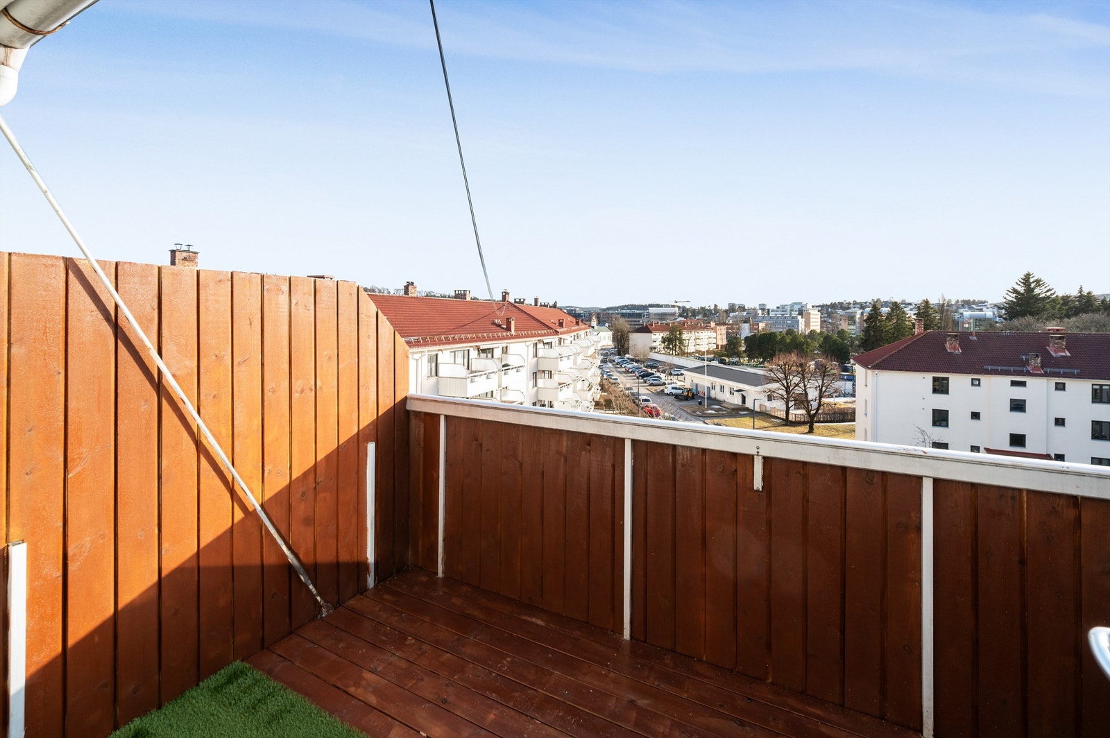 Herfra ser du utover borettslagets hyggelige fellesområder. Galleribilde