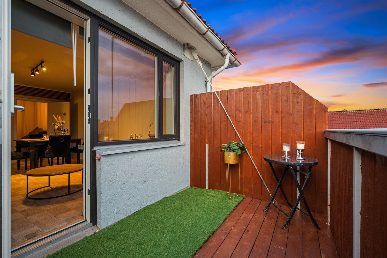 Fra stuen er det adkomst til leilighetens sydvendte balkong på 8 kvm. Galleribilde