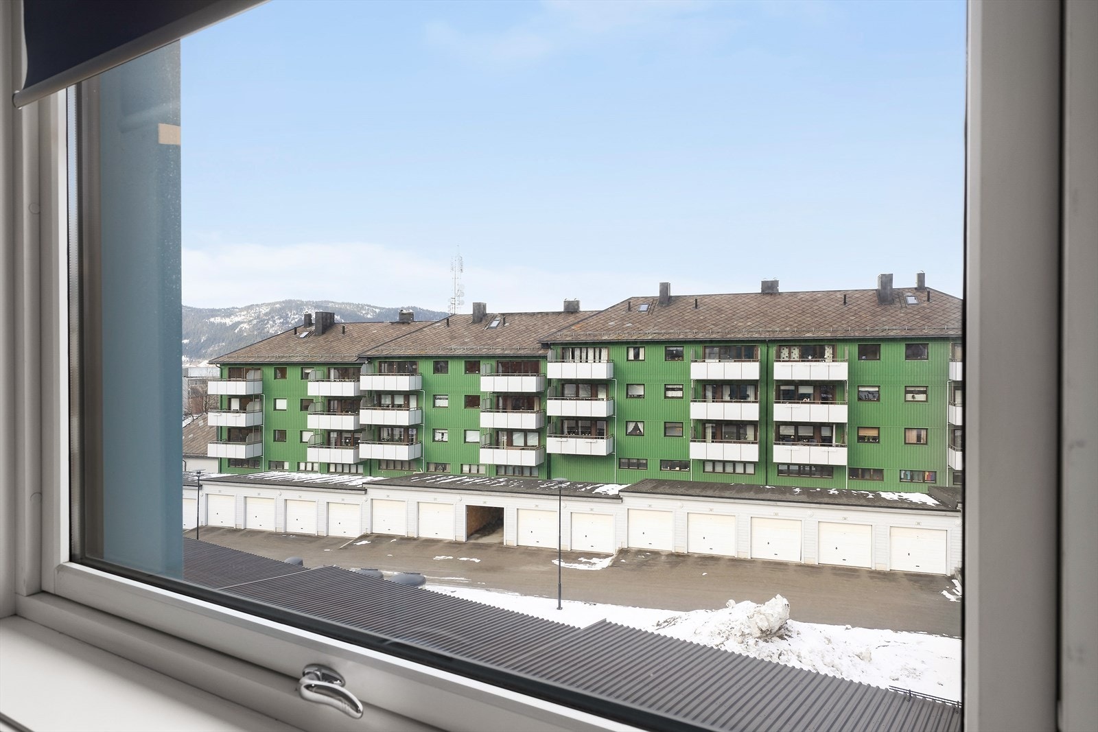 Borettslaget eiere flere garasjer plassert midt i mellom boligbyggene. Her kan man sette seg på venteliste for leie av garasje. Galleribilde