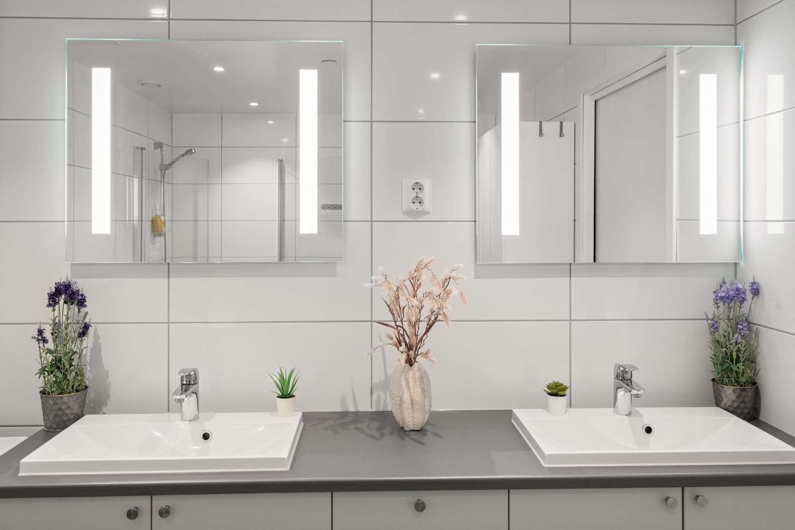 Her er det innredning med to nedfelte servanter - en praktisk og stilren løsning som gir ekstra komfort i hverdagen. Galleribilde