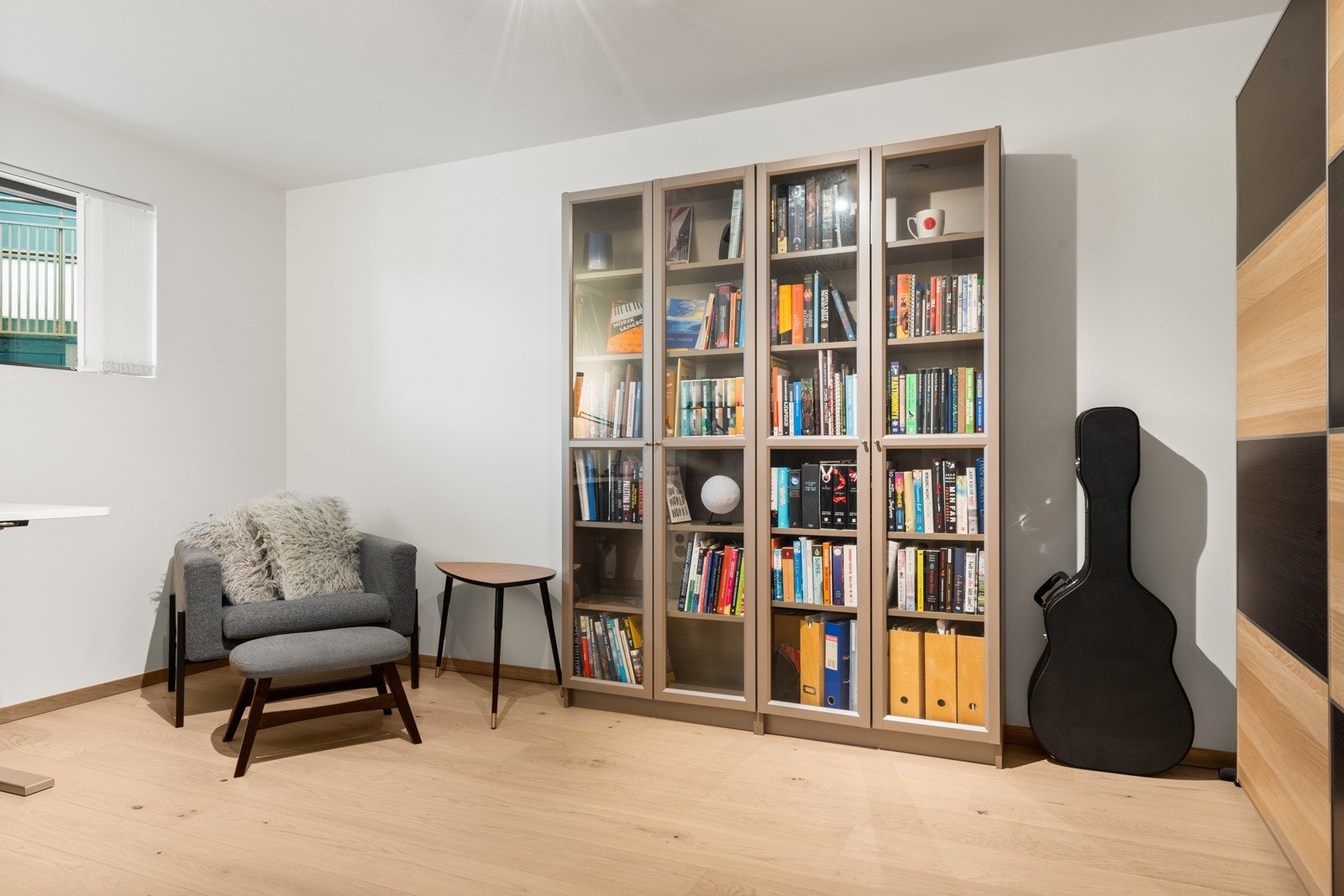 Her er det rikelig med lagringsplass i garderobeskap langs veggen. Galleribilde