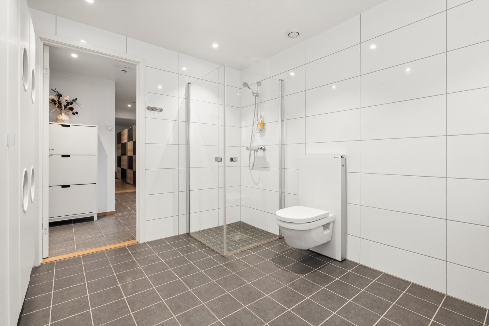 Badet er av meget god størrelse med mye skapplass samt inngang til praktisk bod. Galleribilde