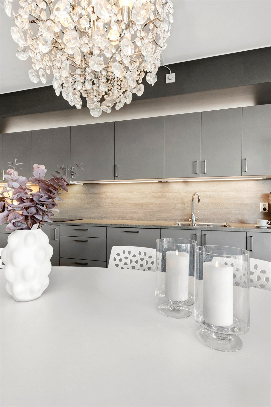 Kjøkken har lyslist på toppen av skap Galleribilde