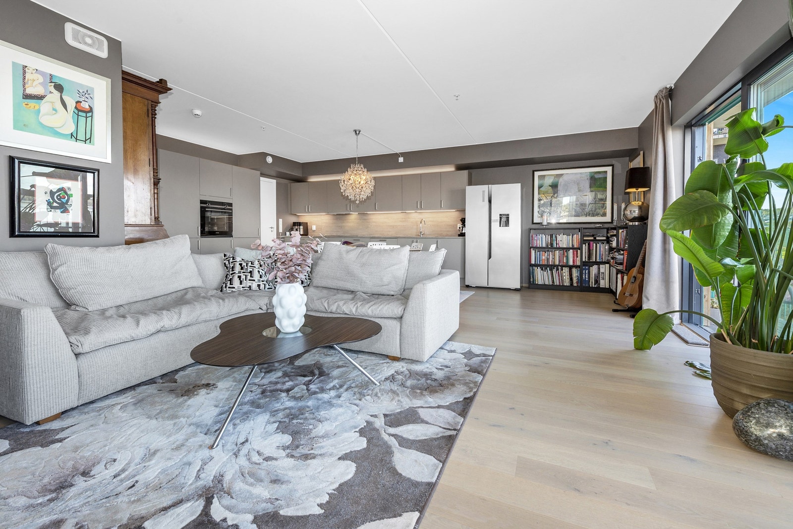 Stuen har gulver i enstavs eikeparkett og vannbåren varme Galleribilde