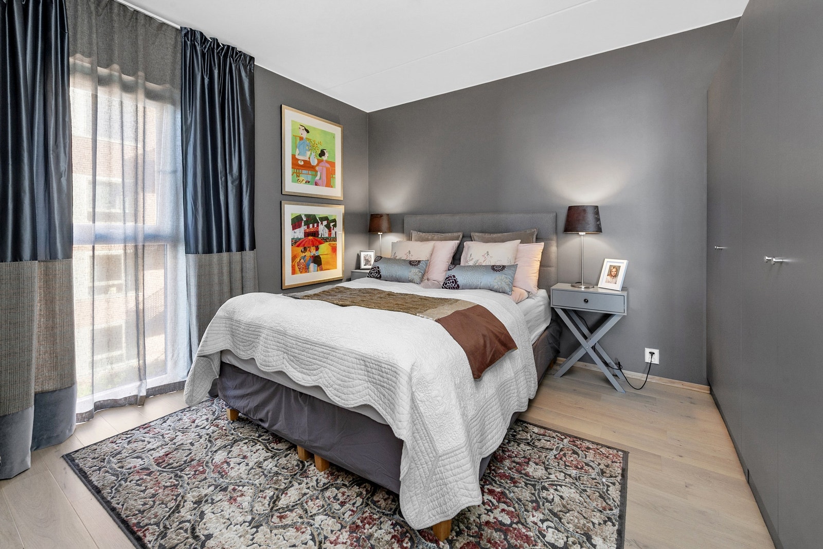 Soverom med skapinnredning i samme farge som vegg. Galleribilde