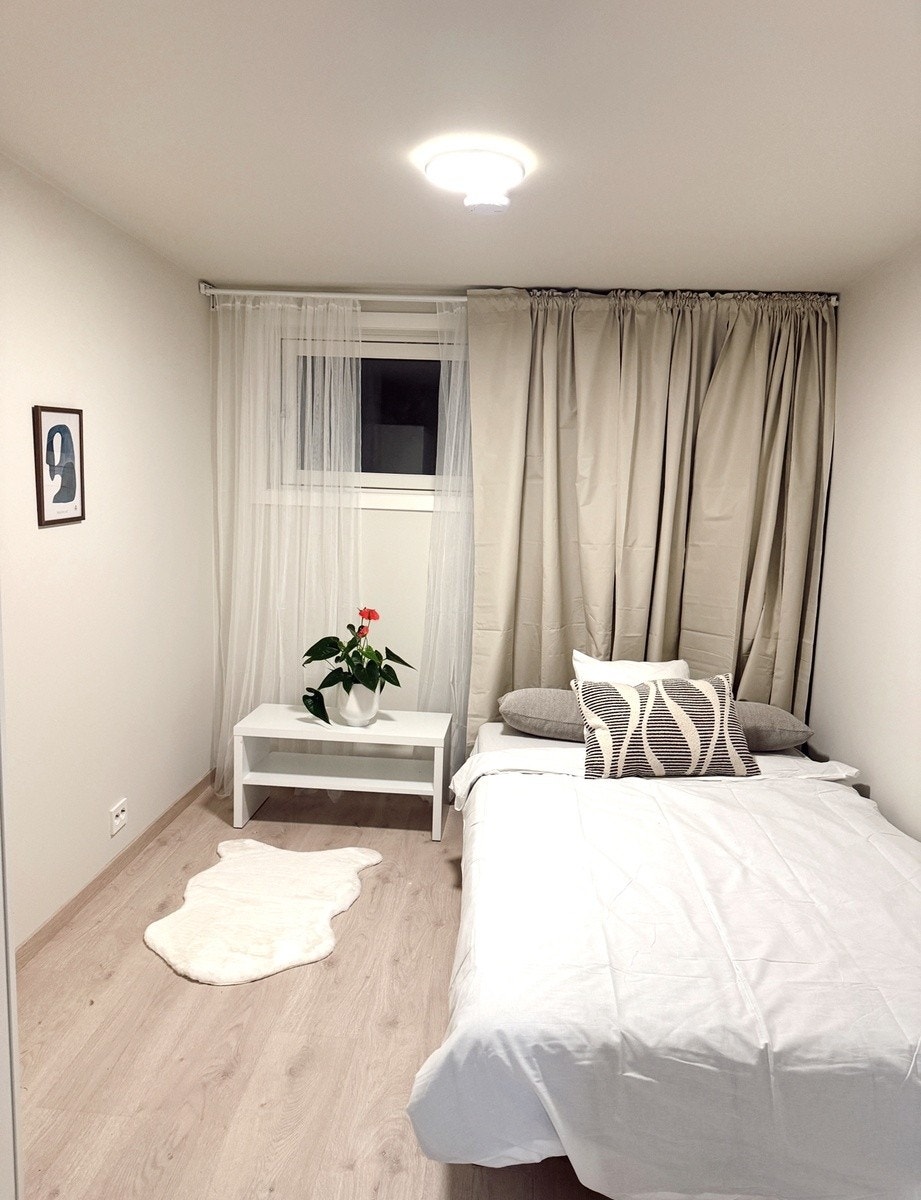 Soverom 2: 120 seng og dobbelt garderobeskap. Galleribilde