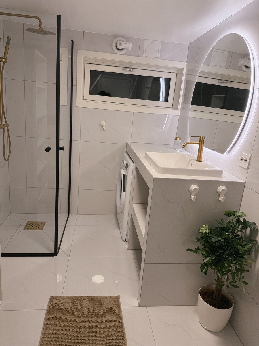 Helt nytt bad med lekre detaljer og praktiske løsninger. Vaskemaskin inkl. Galleribilde