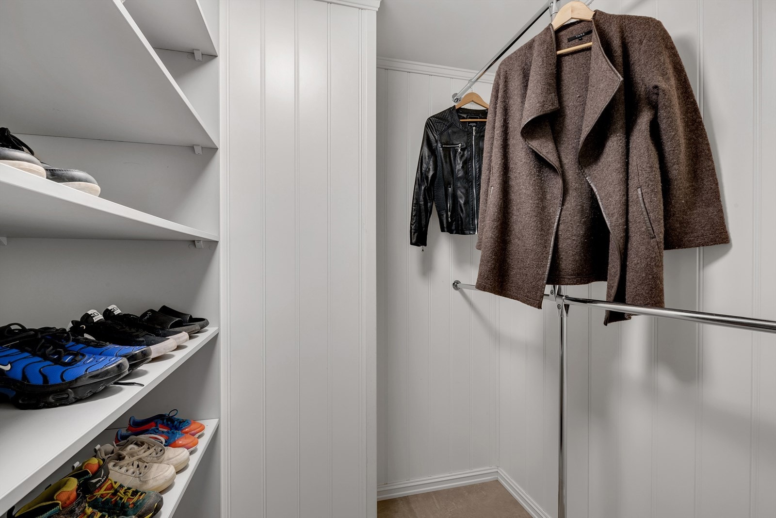 I tilknytning til entréen er det en praktisk bod for ekstra lagringsplass. Galleribilde