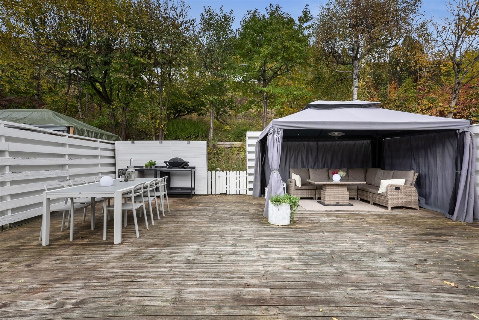 Her er det rikelig med plass til flere sittegrupper og uteplassen er perfekt for sosiale sammenkomster! Galleribilde