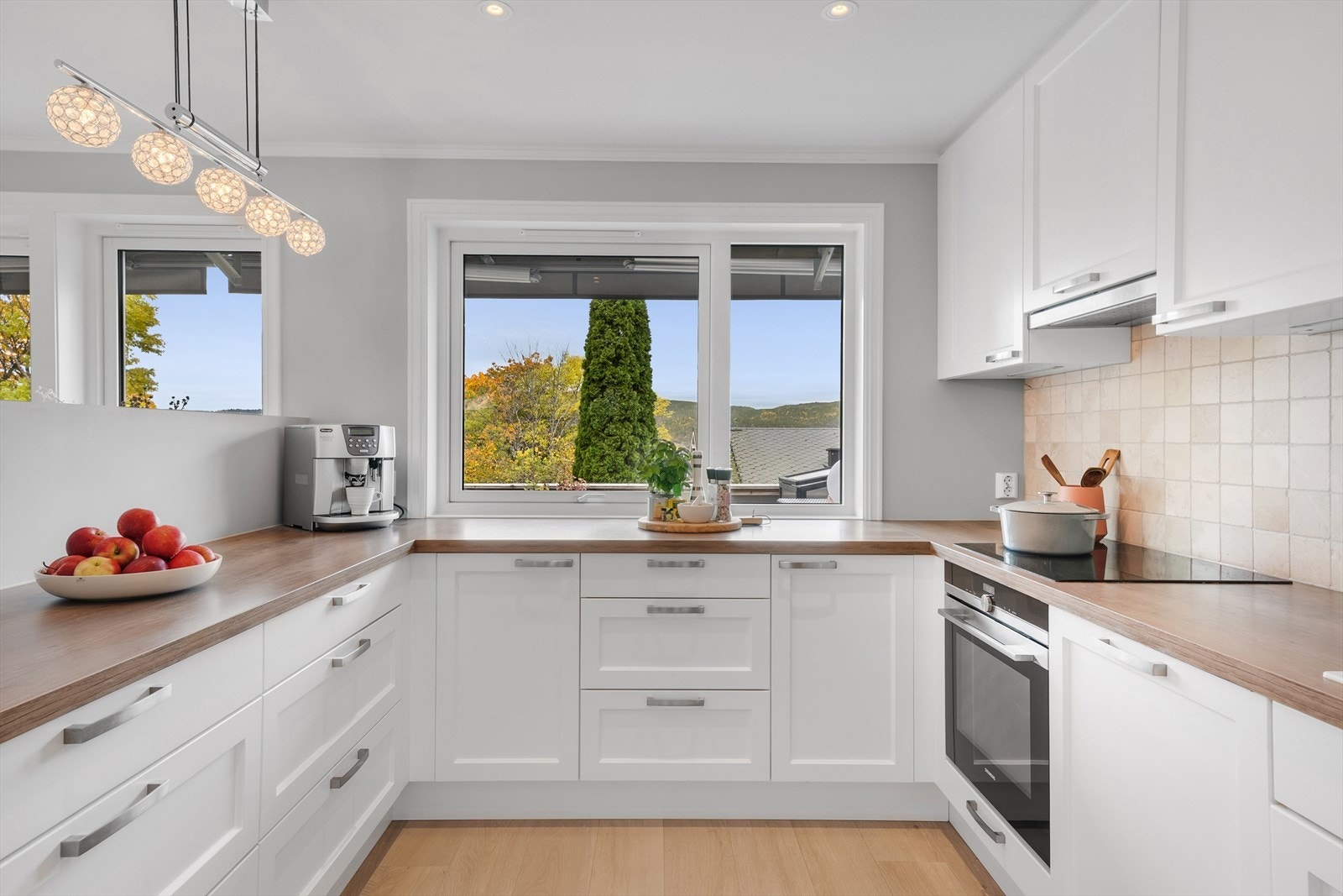 Det er store vindusflater som sikrer godt med lysinslipp til rommet. Galleribilde