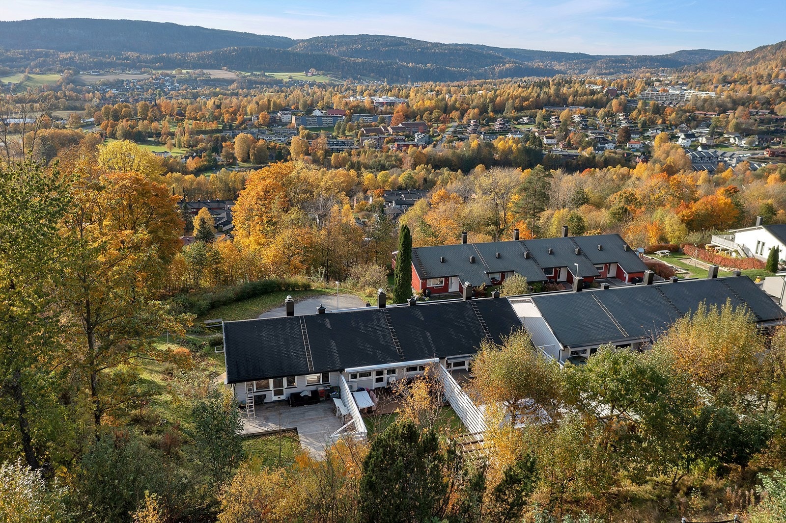Det er nærhet til skoler, barnehager, idrettsanlegg, offentlig kommunikasjon og et godt utvalg av servicetilbud. Galleribilde