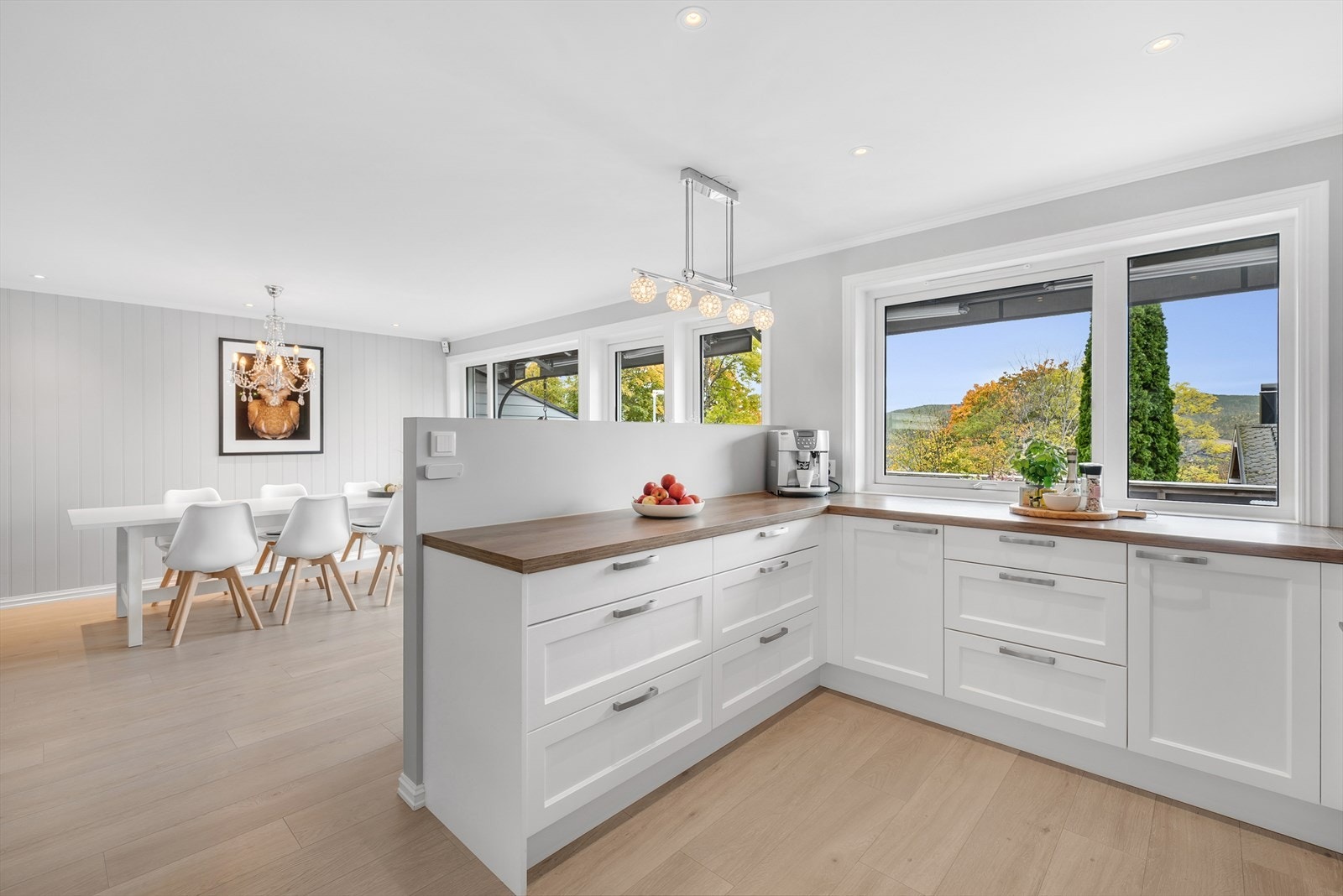 Boligen har et flott Sentima kjøkken fra 2017 og ligger i åpen løsning mot spisestue/stue noe som gjør rommet til et hyggelig og sosialt oppholdsrom. Galleribilde