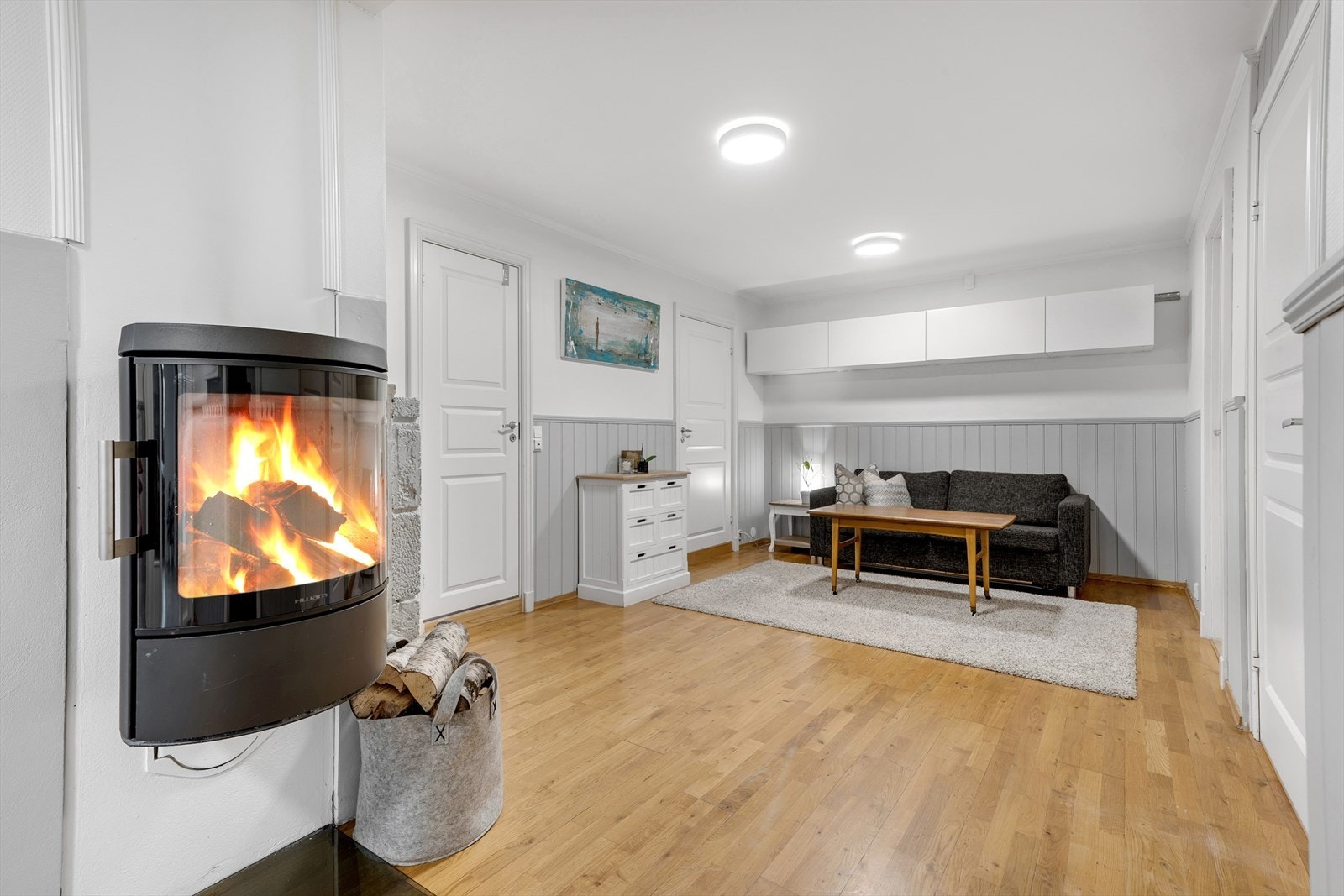 En moderne vedovn sørger for effektiv og lun varme i kjellerstuen. Galleribilde